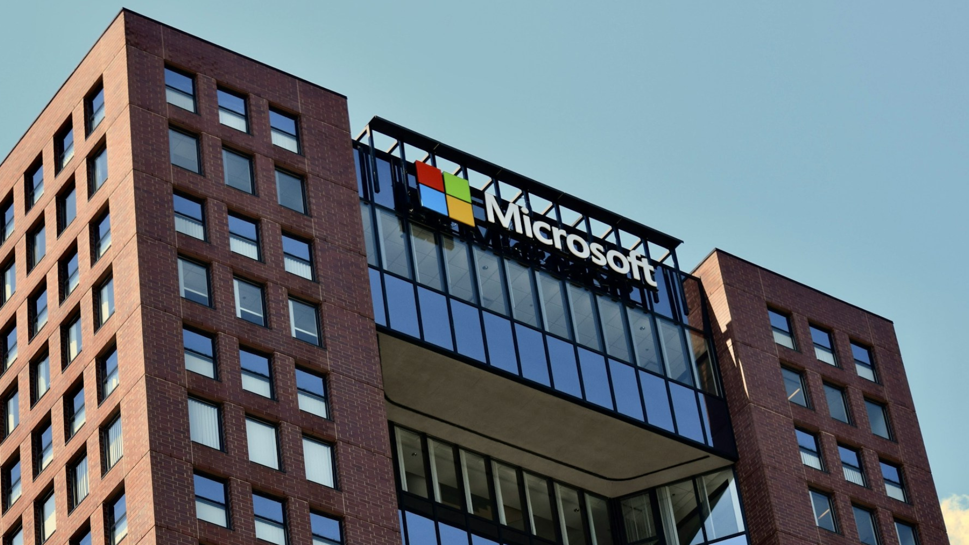 El cartel de Microsoft en lo alto de las oficinas de la empresa en Boston, Massachusetts