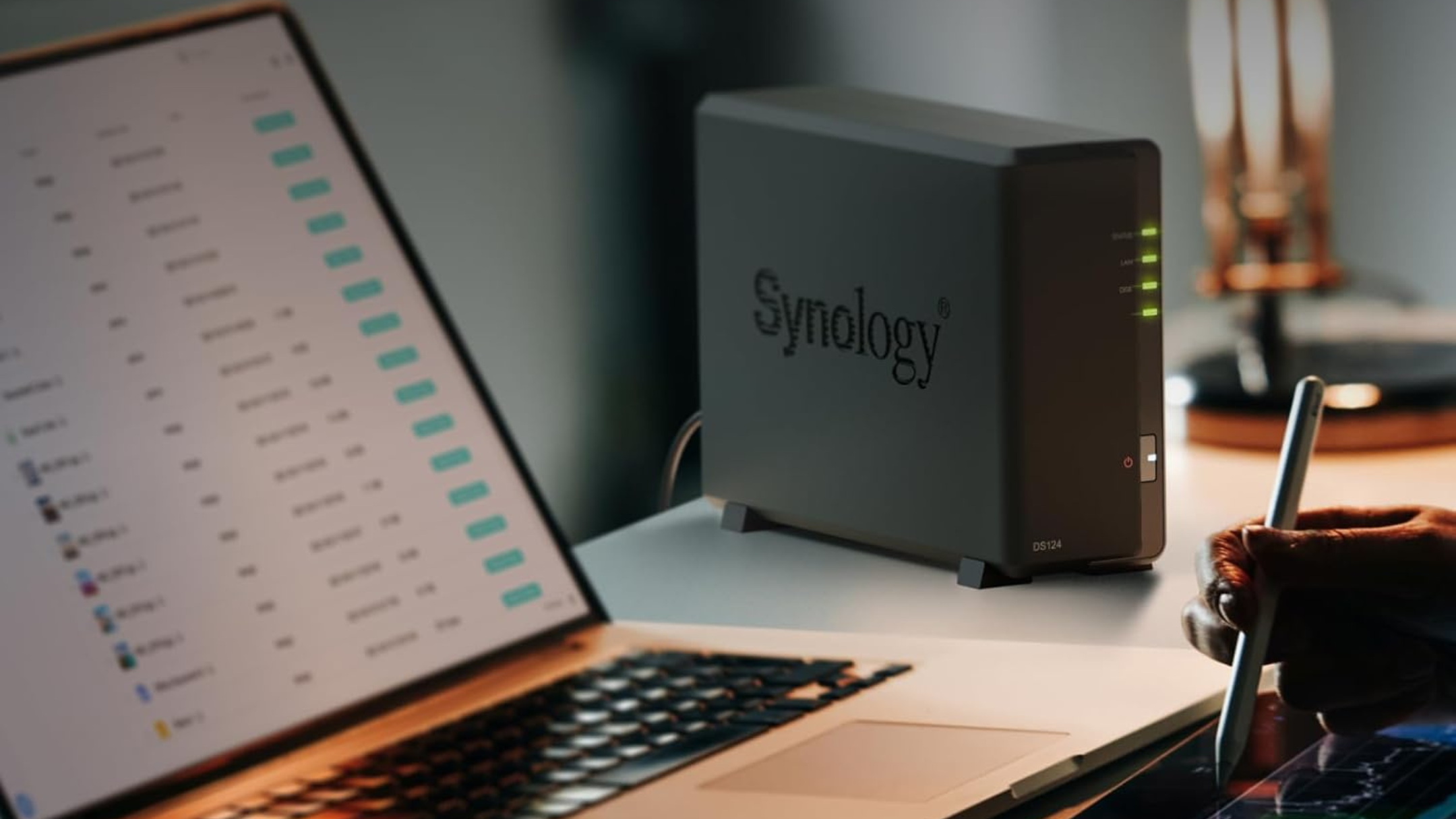 Synology DS124 en el escritorio junto a la computadora portátil