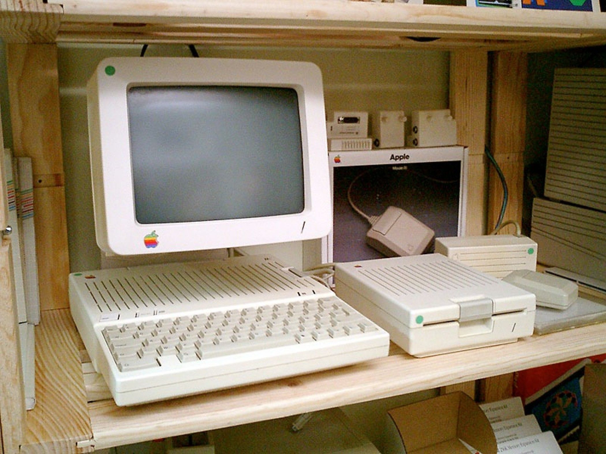 Apple iic y accesorios en un estante