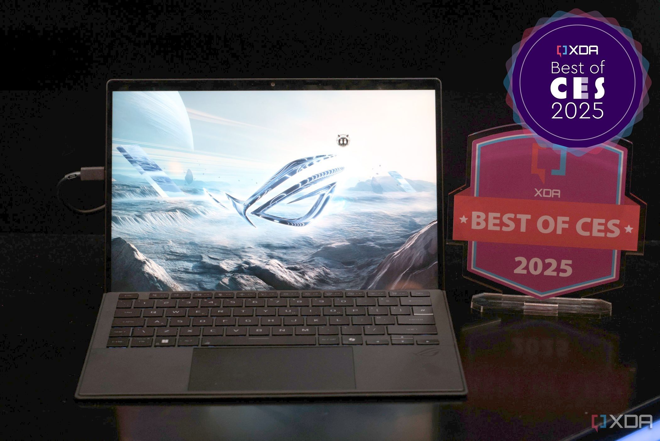 Asus ROG Flow Z13 junto a una insignia de XDA Best of CES 2025