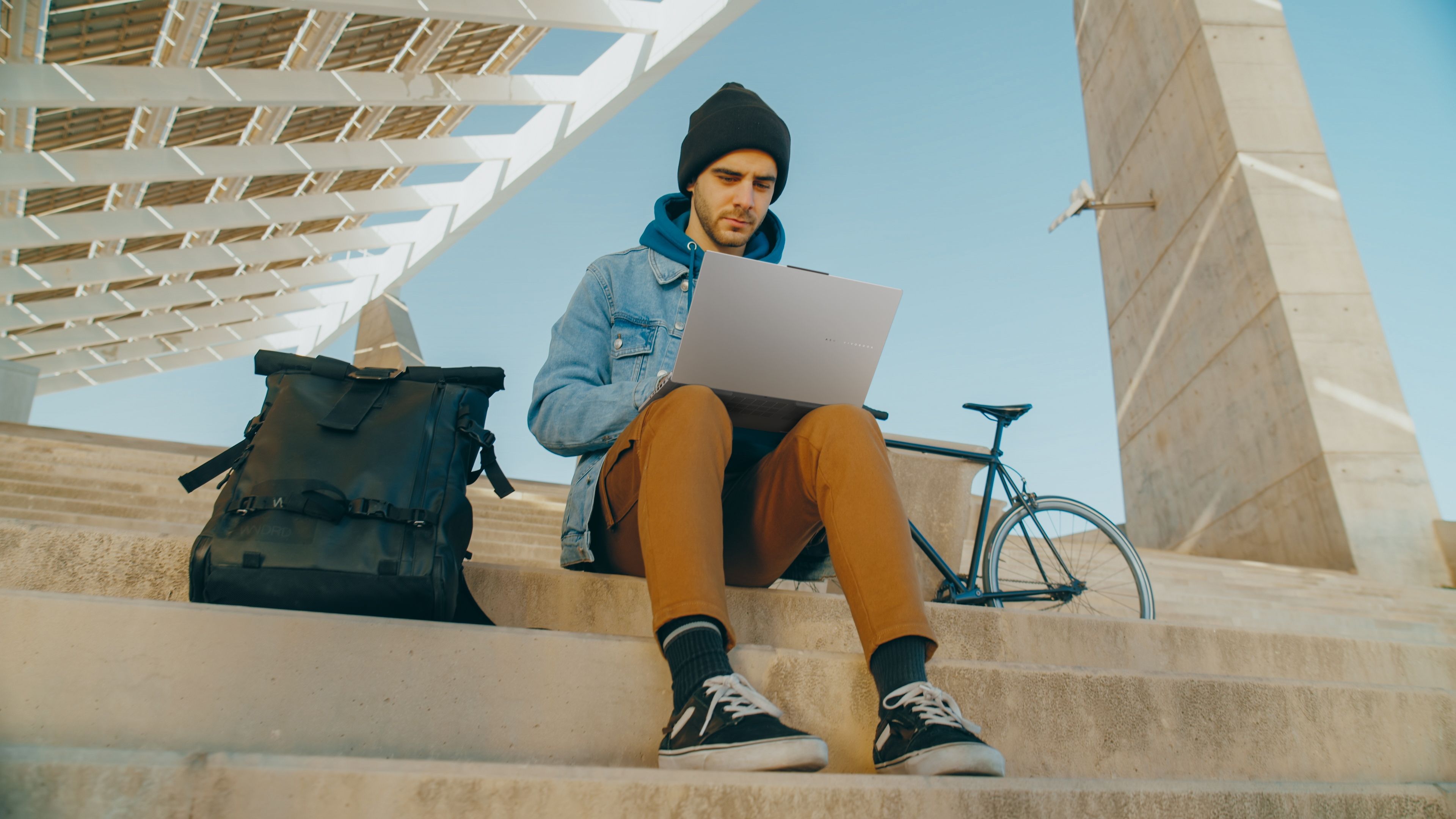 Una persona usando el Asus Vivobook Pro 15 en las escaleras