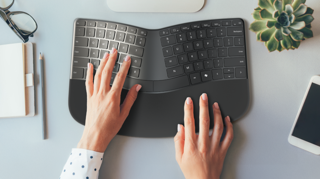 Teclado ergonómico compacto Incase sobre un escritorio