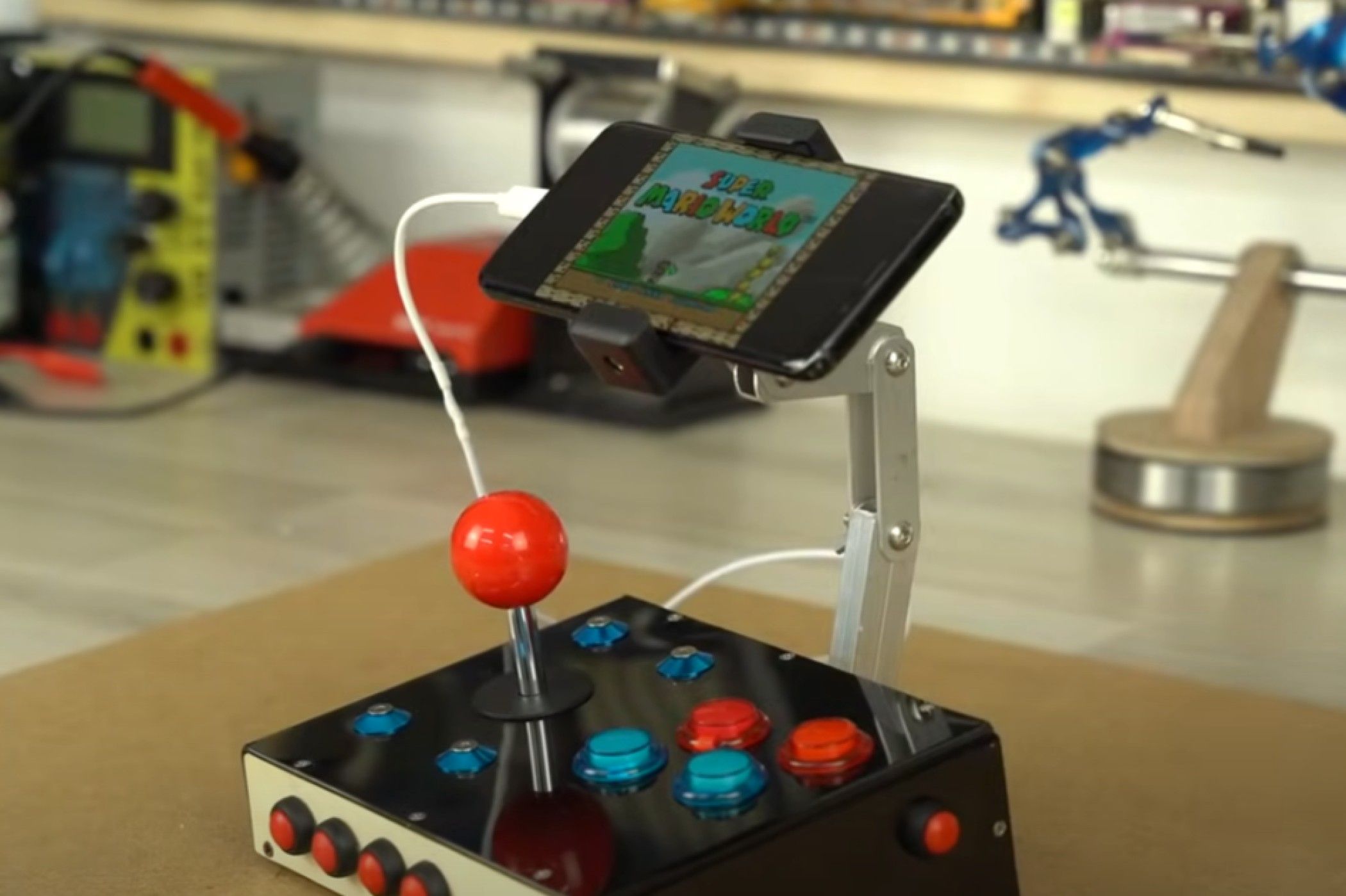 Captura de pantalla de un vídeo de YouTube que muestra un joystick de consola arcade casero