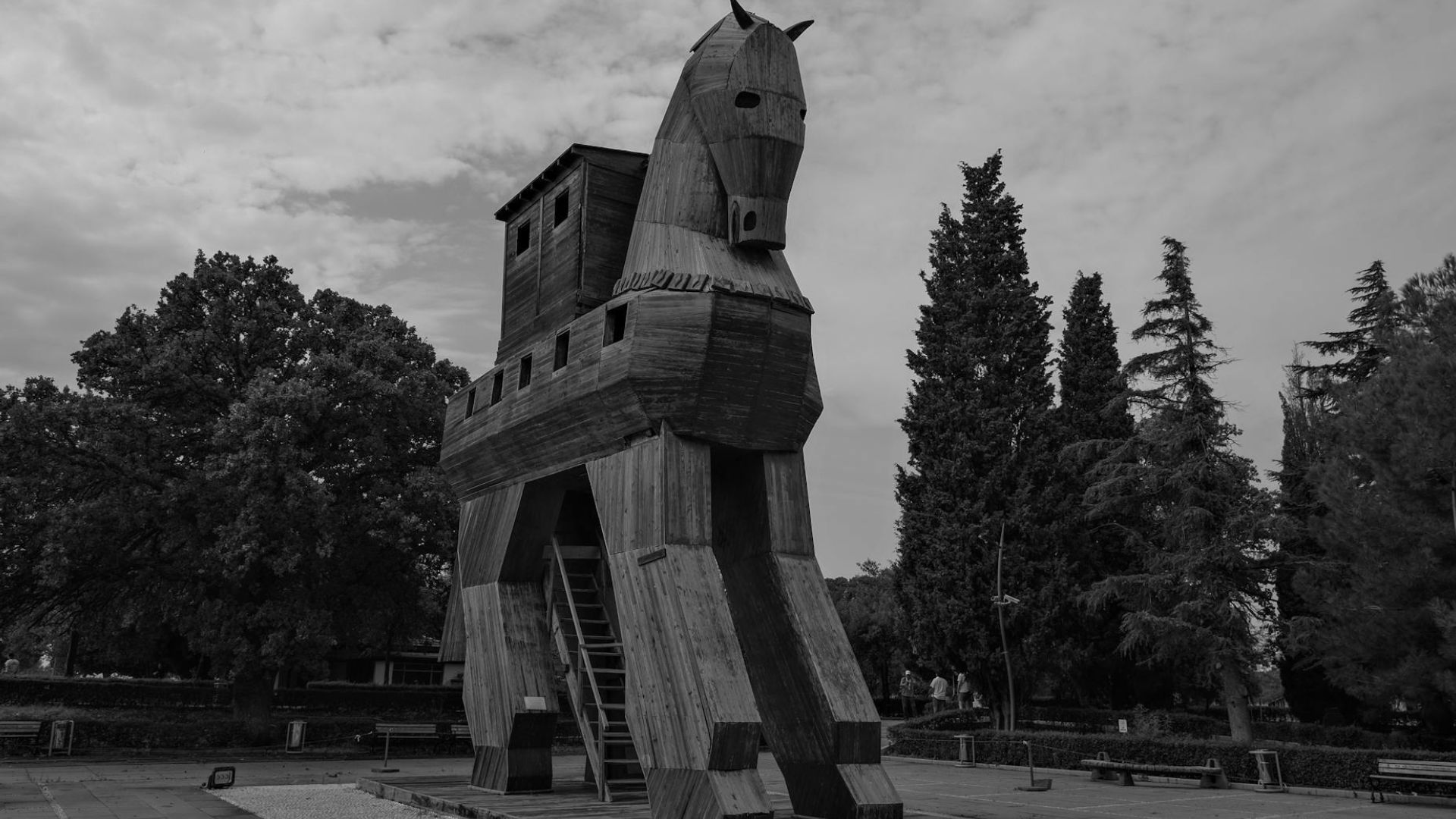 Una imagen en blanco y negro de un caballo de Troya.