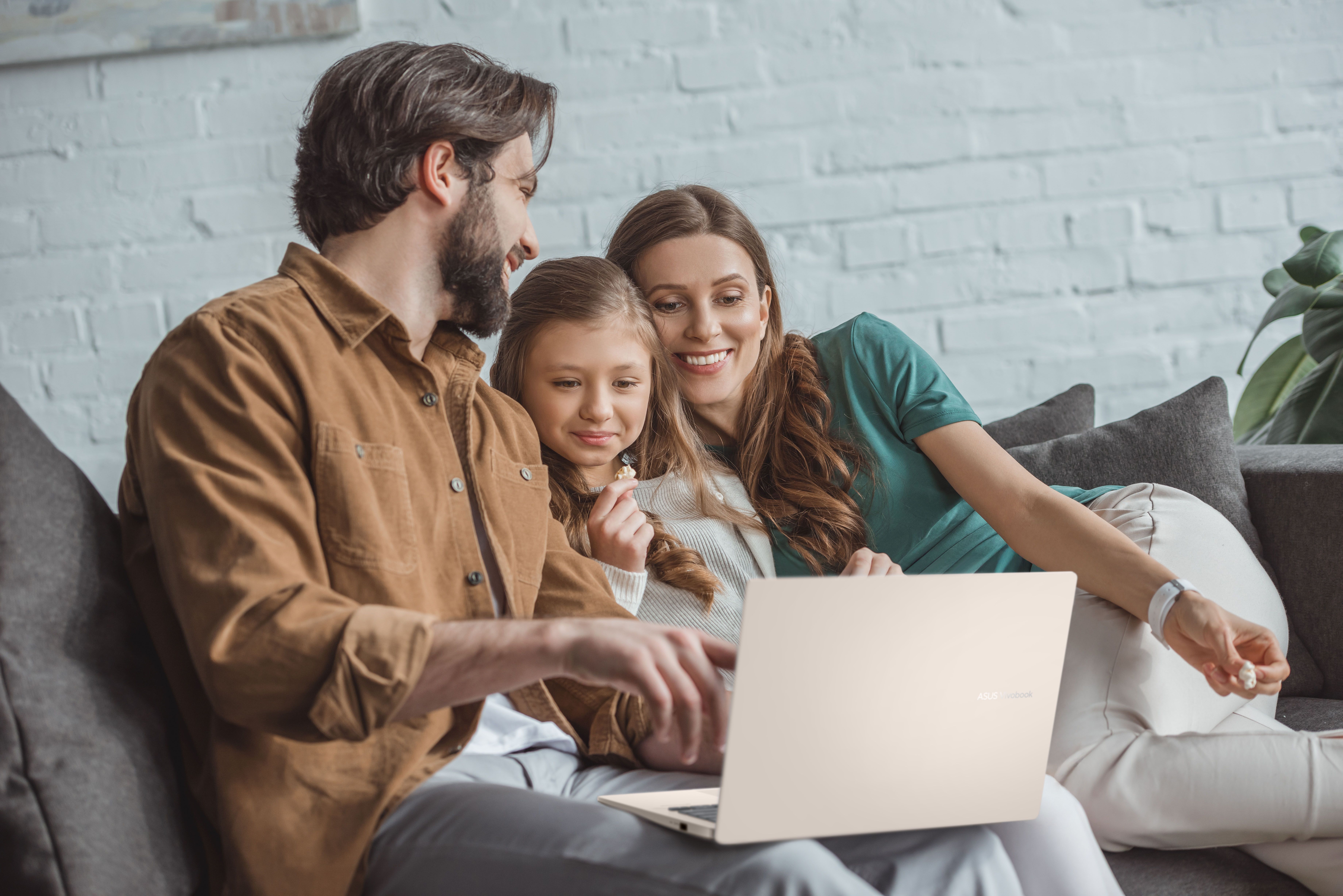 Una familia que utiliza el Asus Vivobook 14