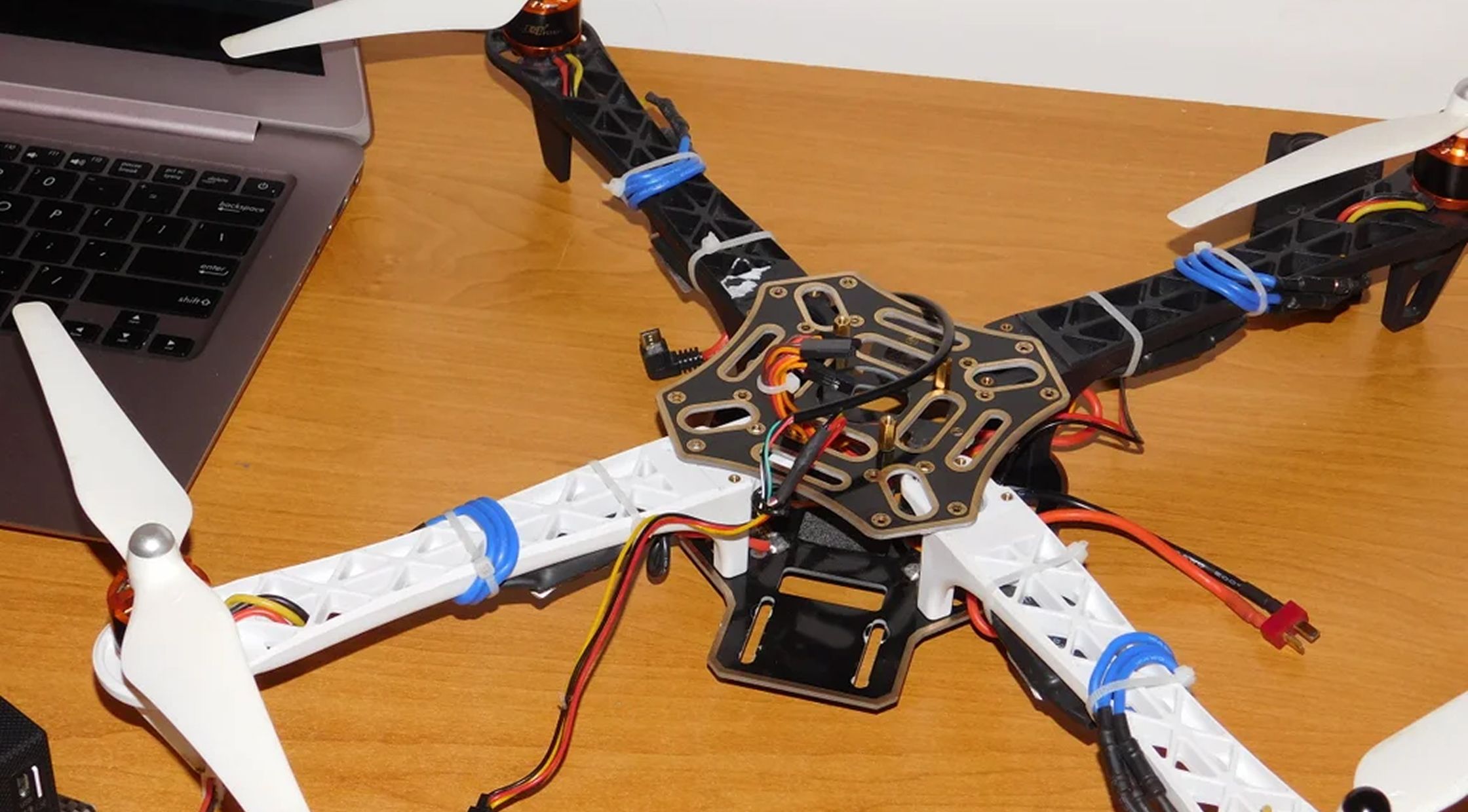 Quadcopter Drone, построенный с малиновым пи и Arduino