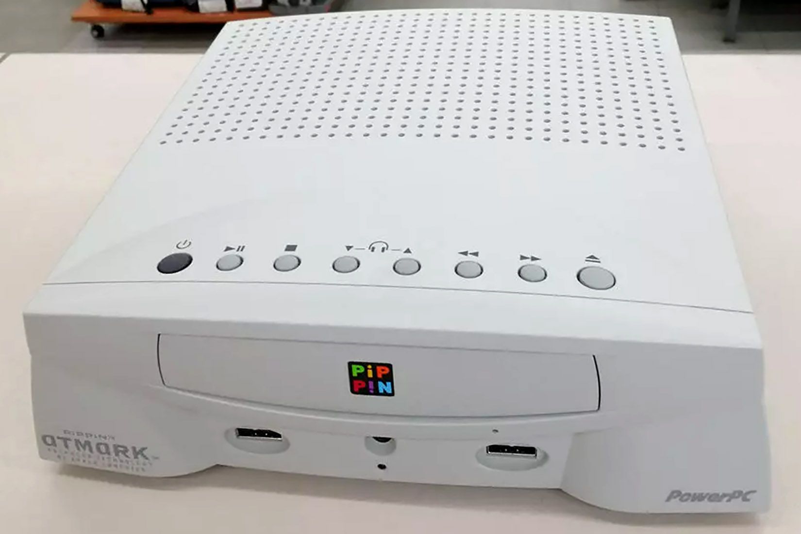 Apple Bandai Pippin gaming console