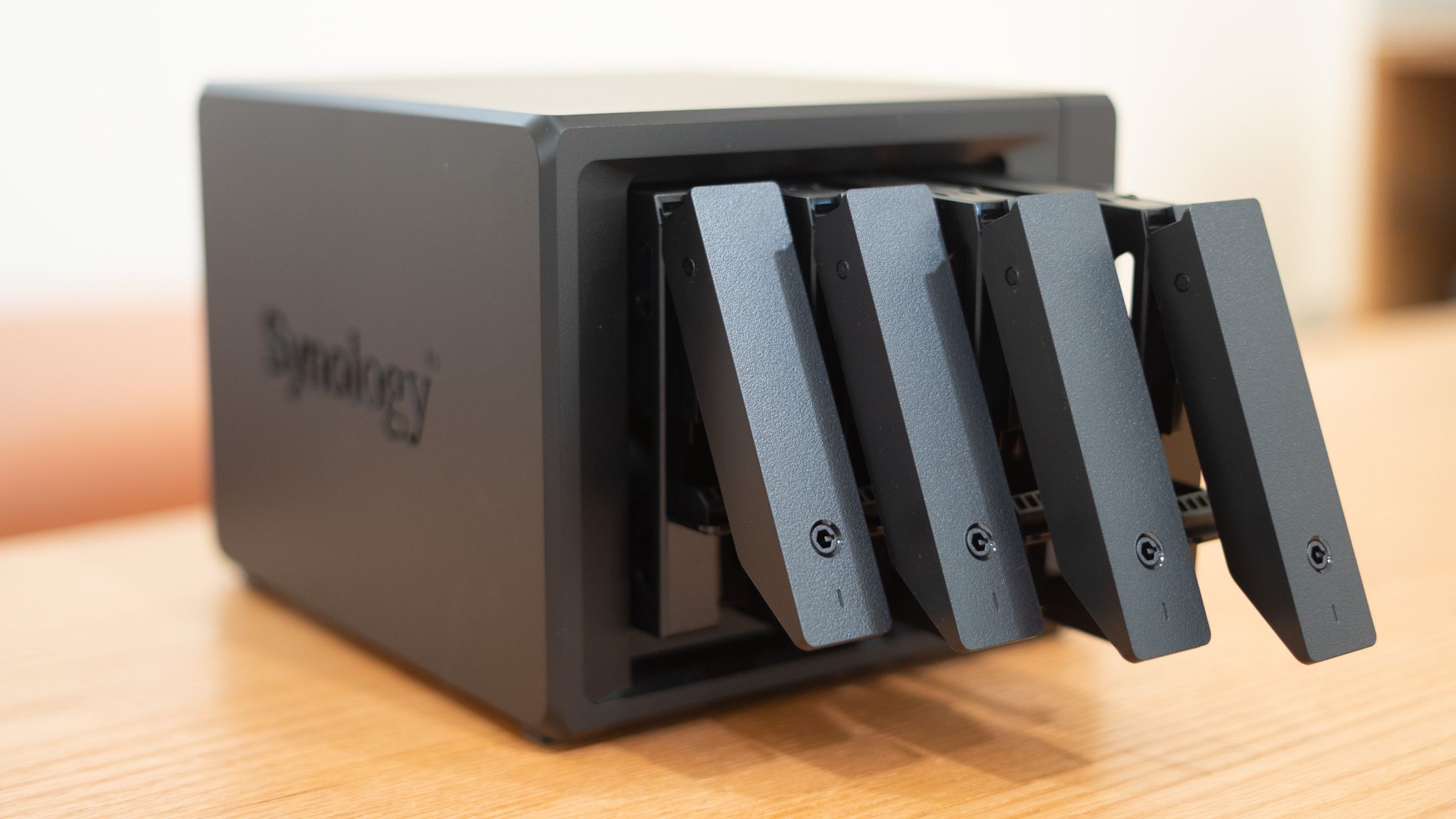 Synology DS925-Plus-drive with its bays open