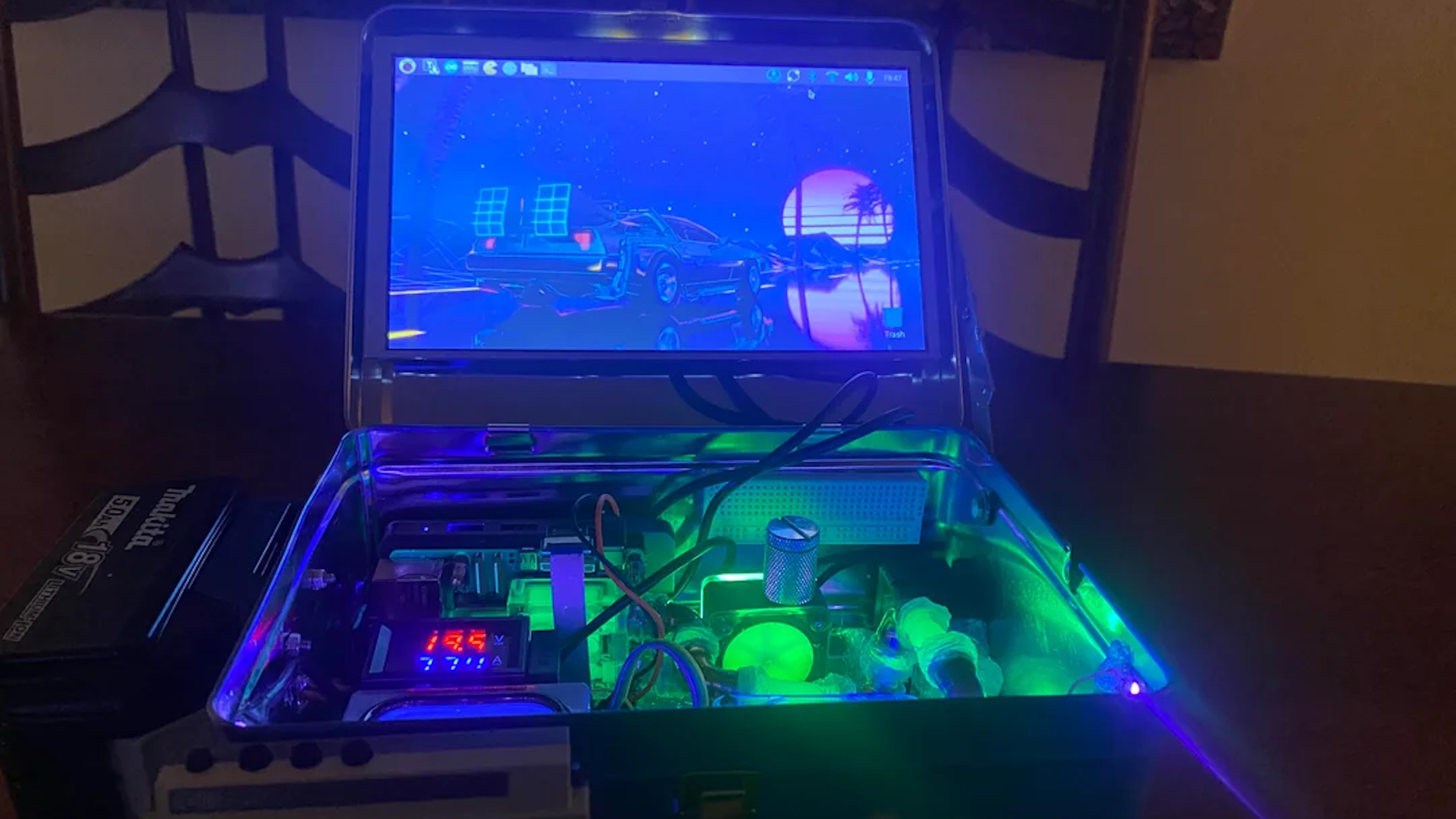 Esto de regreso al futuro ciberdeck vive en una lonchera de metal, y sí, tiene un condensador de flujo