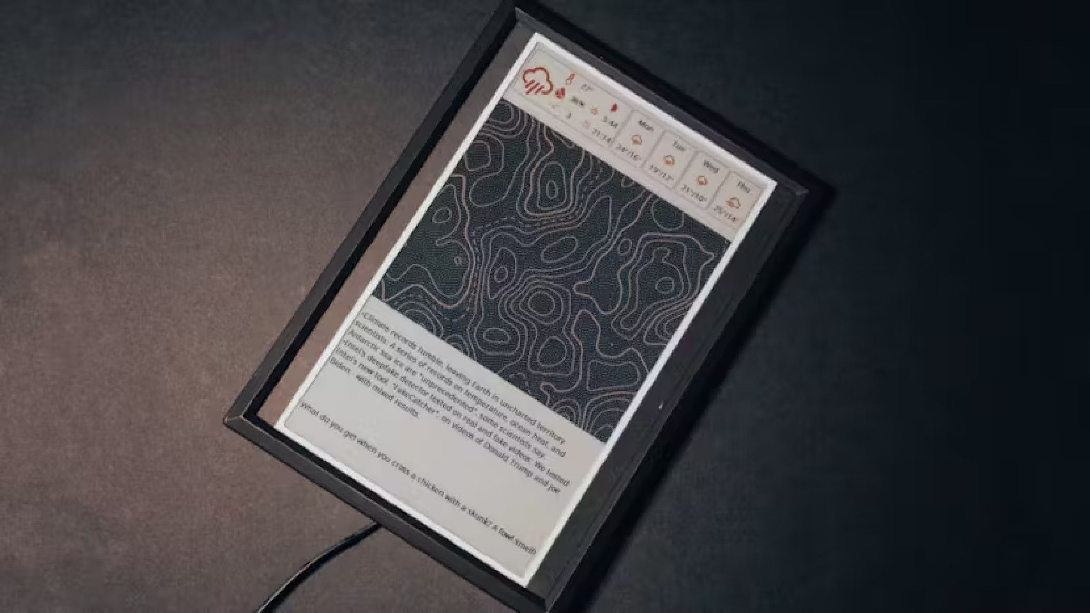 pantalla de inkycal en una mesa