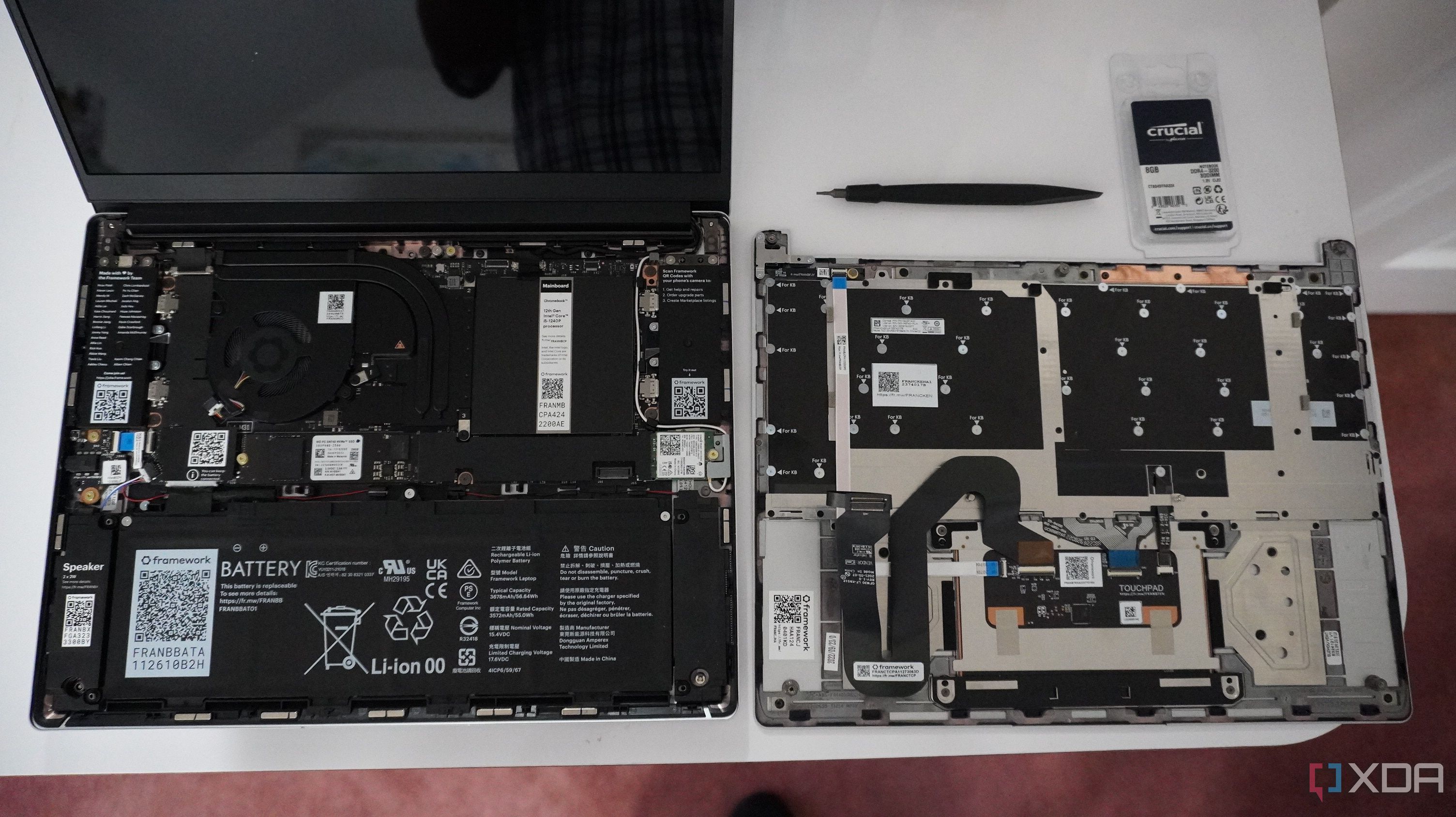 La Chromebook Framework abierta y colocada sobre un escritorio, dejando al descubierto el interior.