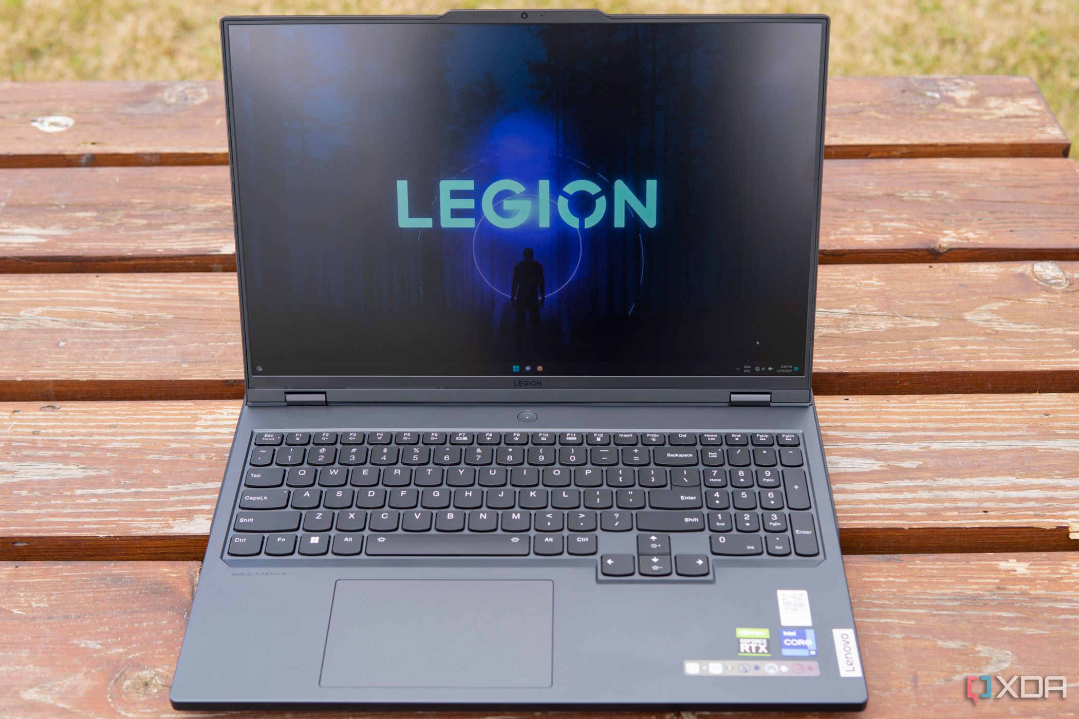 Lenovo Legion, вид спереди Pro 7i на деревянном столе