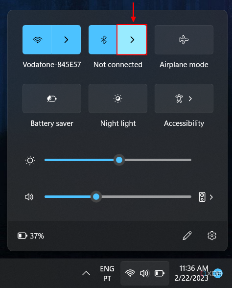 Captura de pantalla del panel de Configuración rápida en Windows 11 con la opción para administrar dispositivos Bluetooth resaltada