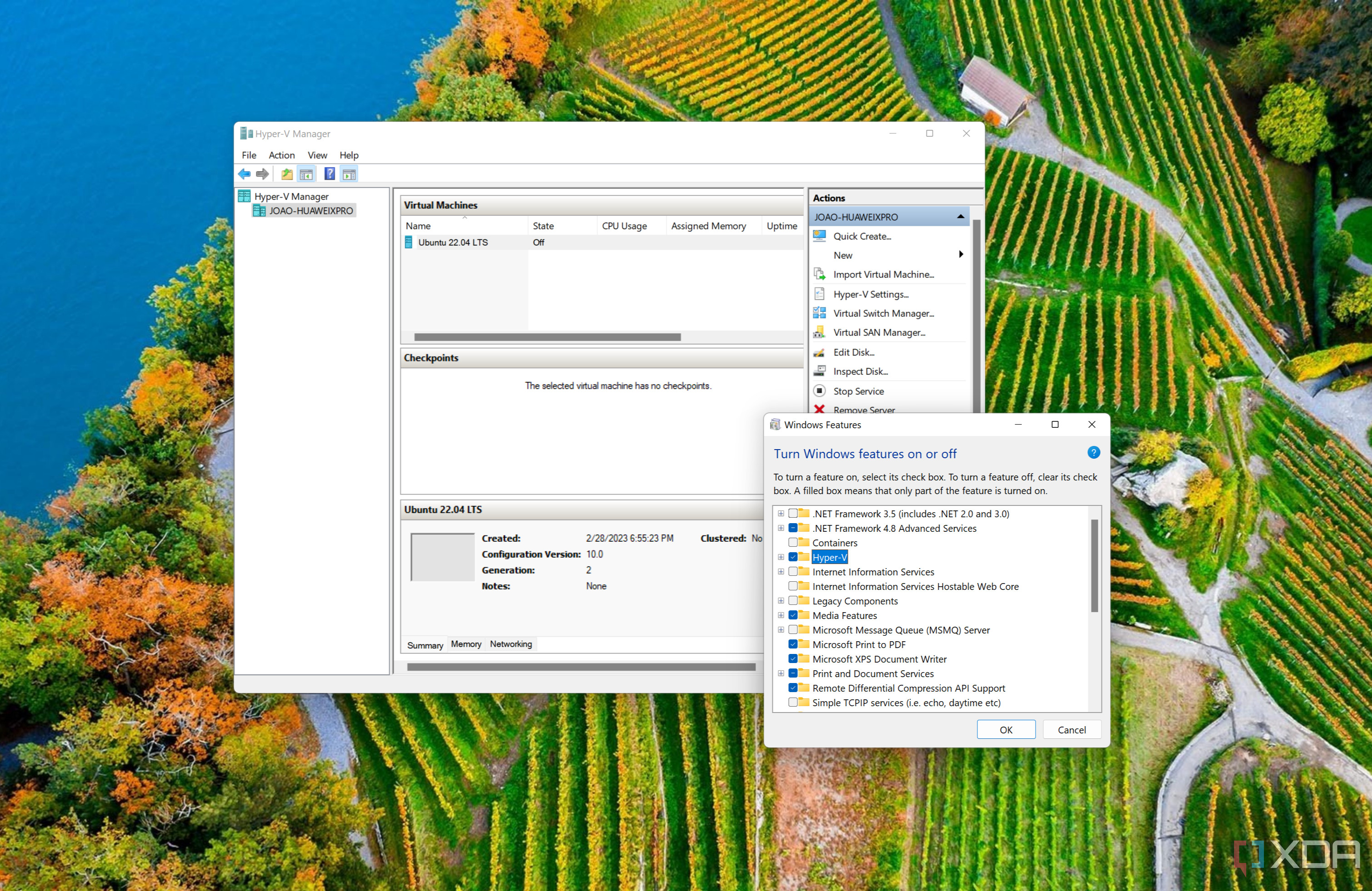 Снимок экрана диспетчера Hyper-V в Windows 11 рядом с панелью компонентов Windows