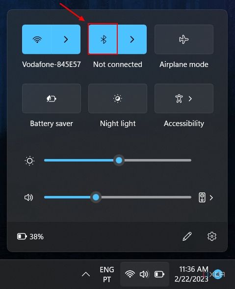 Снимок экрана панели быстрых настроек Windows 11, показывающий, как включить Bluetooth