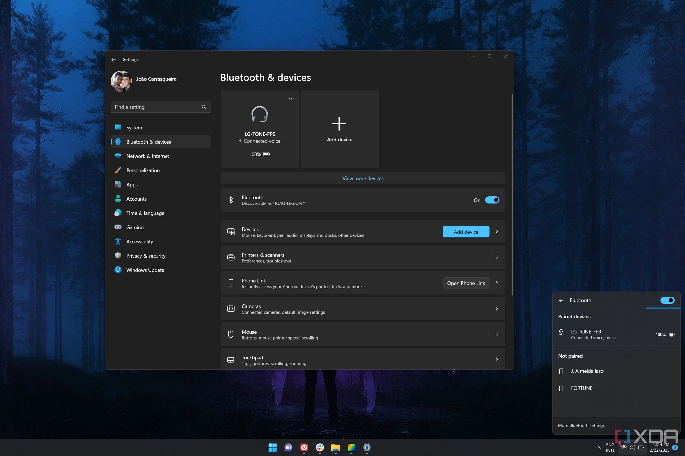 Снимок экрана с устройствами Bluetooth в приложении «Настройки Windows 11» и на панели быстрых настроек.