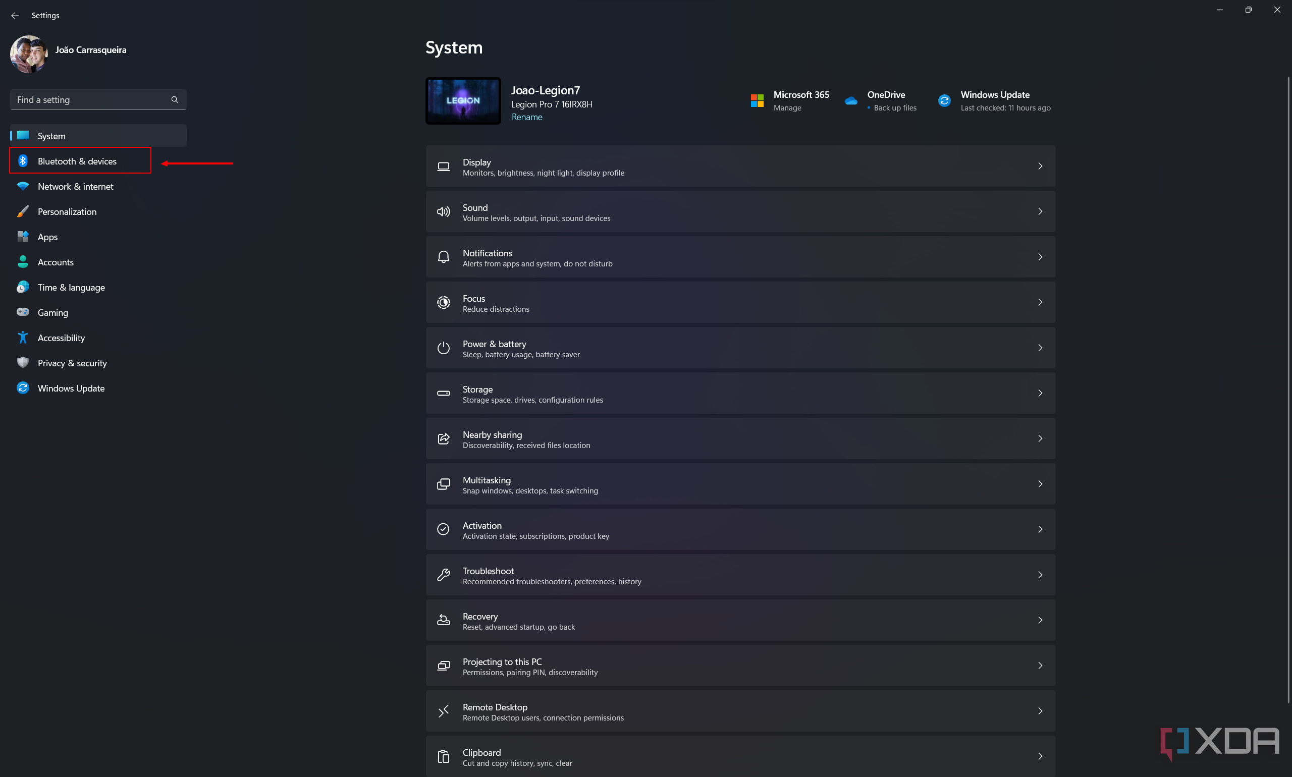 Captura de pantalla de la aplicación Configuración de Windows 11 con la sección Bluetooth y dispositivos resaltada