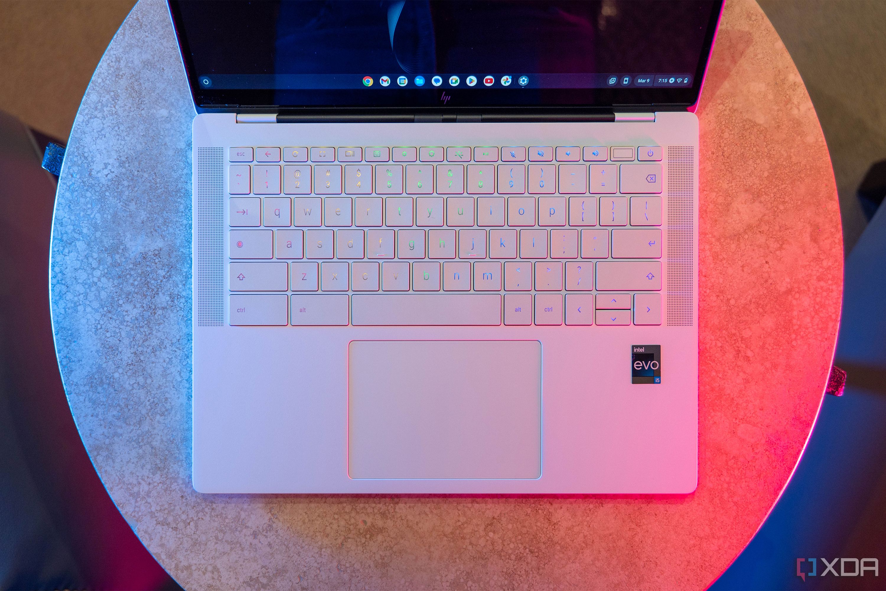 Draufsicht auf die weiße Tastatur des HP Dragonfly Pro Chromebooks