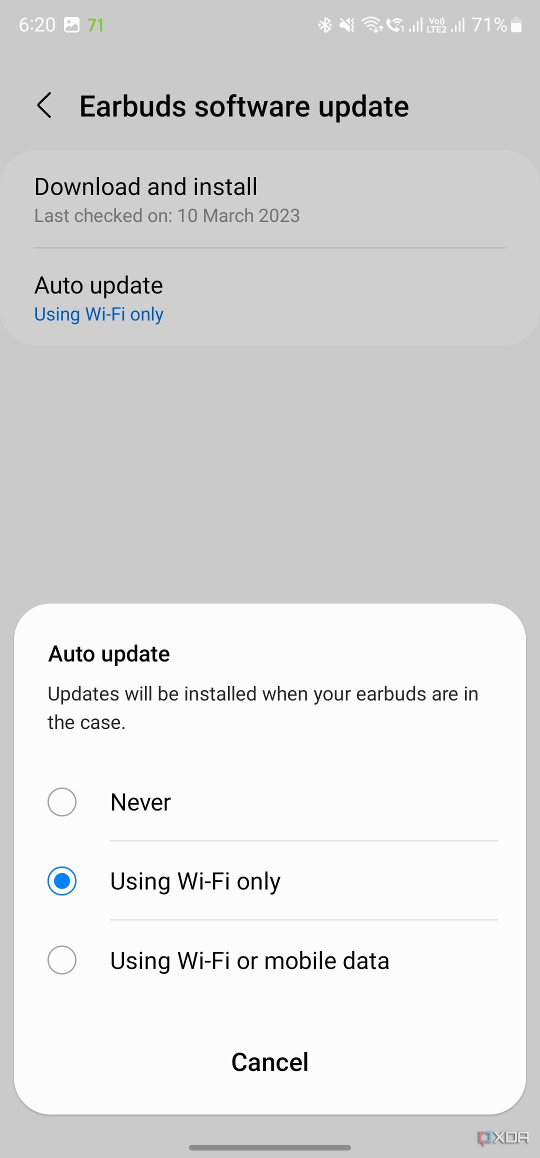 Screenshot of the Galaxy Wearable app showing the auto-update menu.