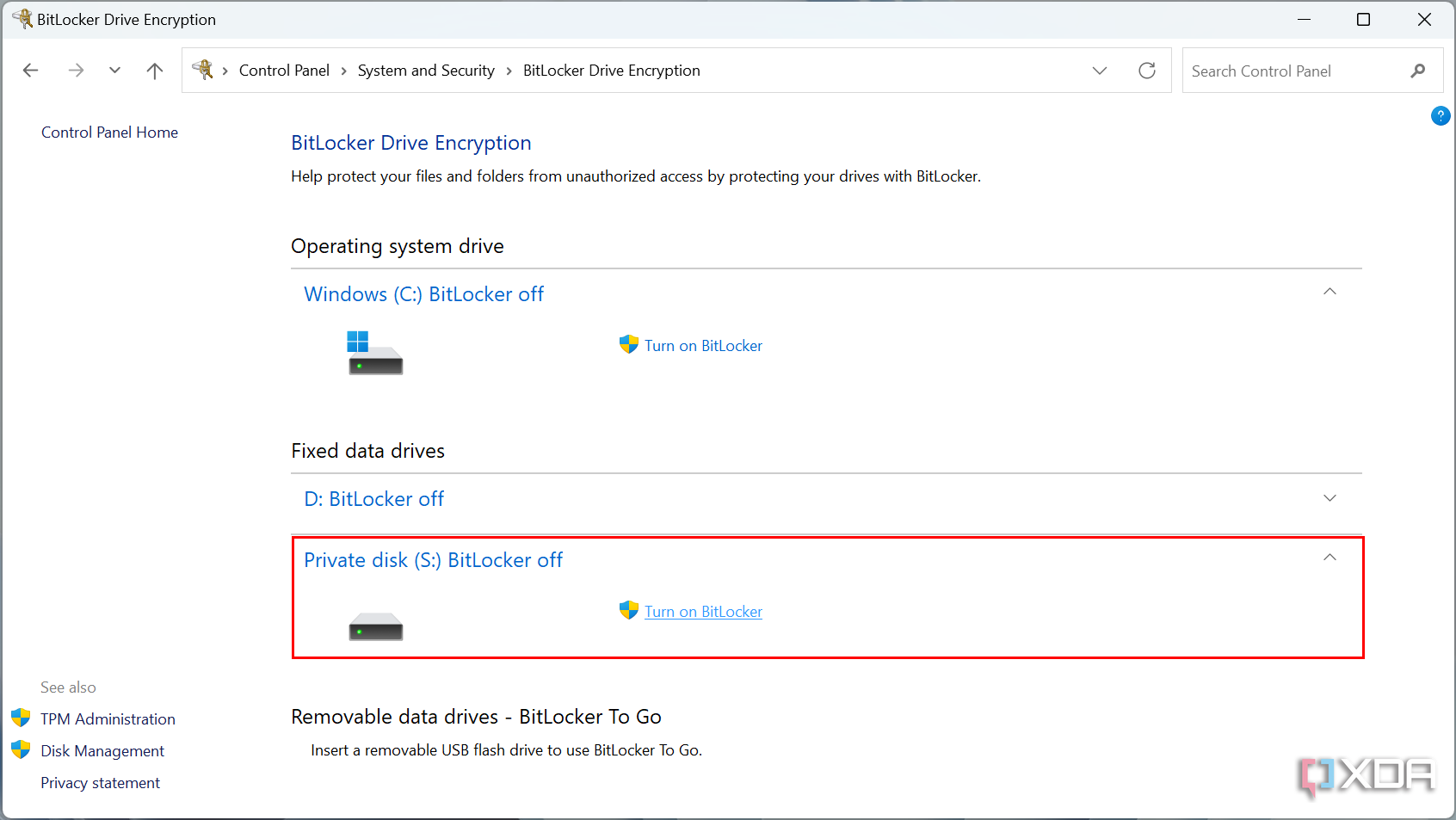 Captura de pantalla de BitLocker en el Panel de control con una unidad de datos fija resaltada