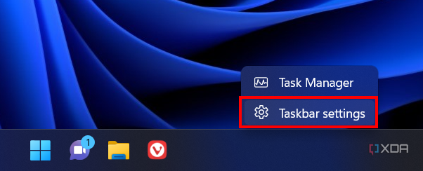 Screenshot of the Windows 11 taskbar context menu with the taskbar settings option highlighted