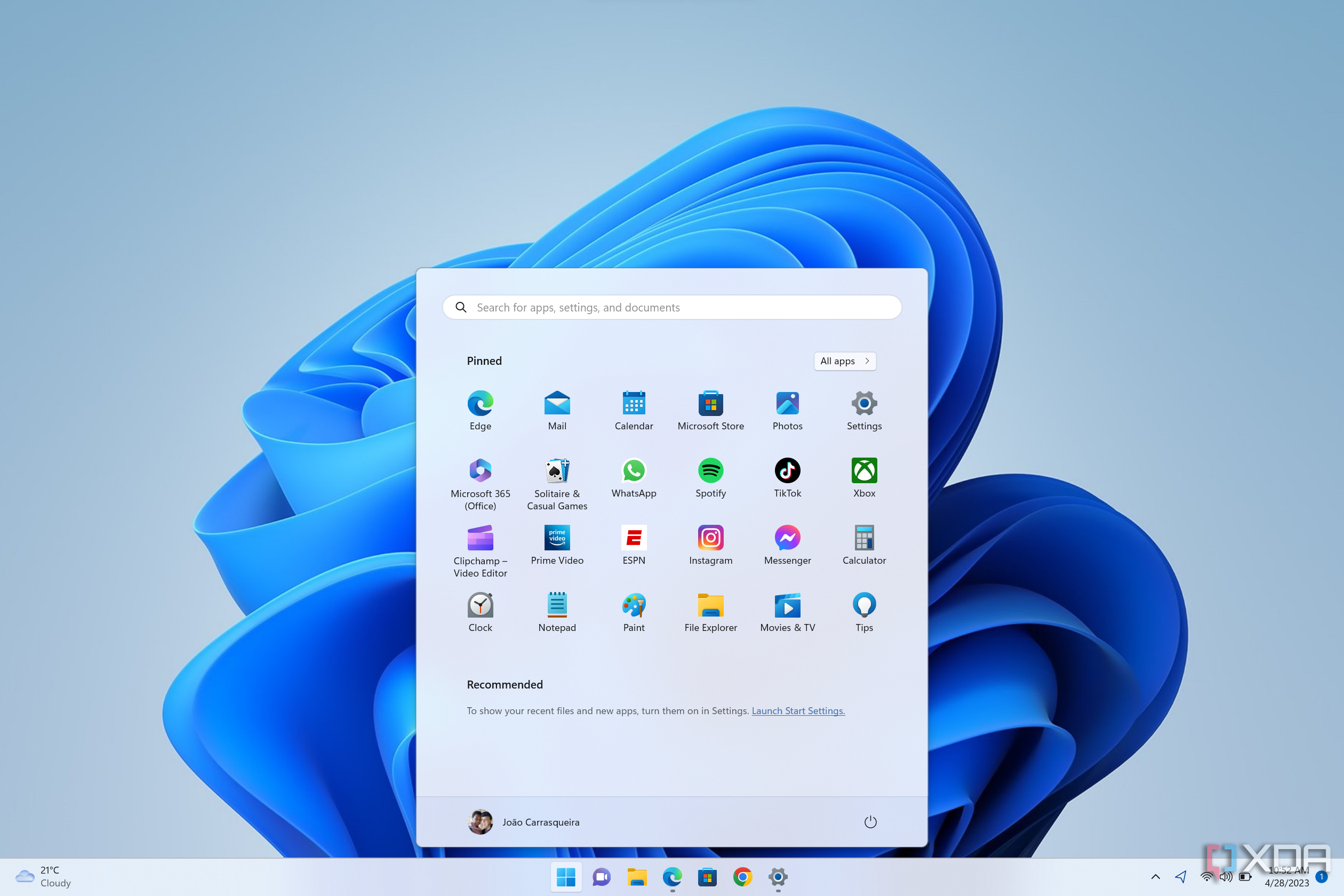 Снимок экрана: рабочий стол Windows 11 и меню «Пуск» с отключенным рекомендуемым содержимым