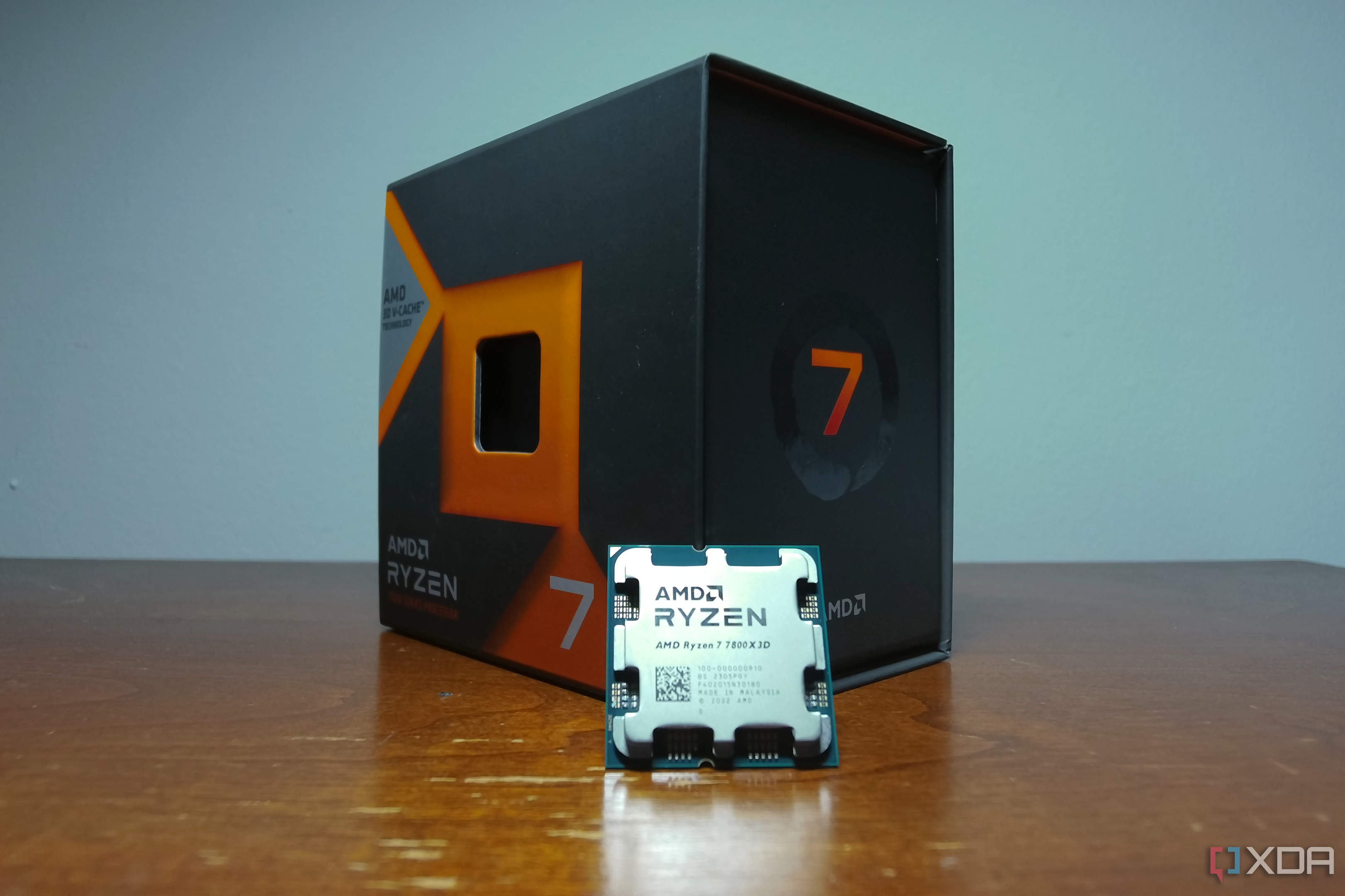 Процессор Ryzen 7 7800X3D и коробка.
