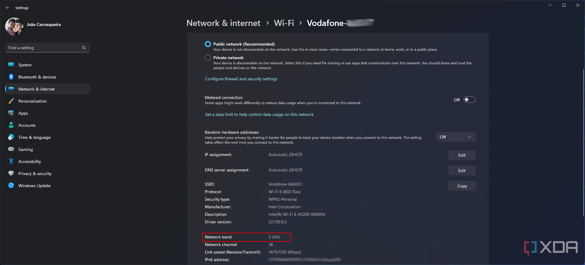Screenshot der Wi-Fi-Eigenschaftenseite in der Windows 11-App „Einstellungen“.  Das Netzwerkband ist hervorgehoben.