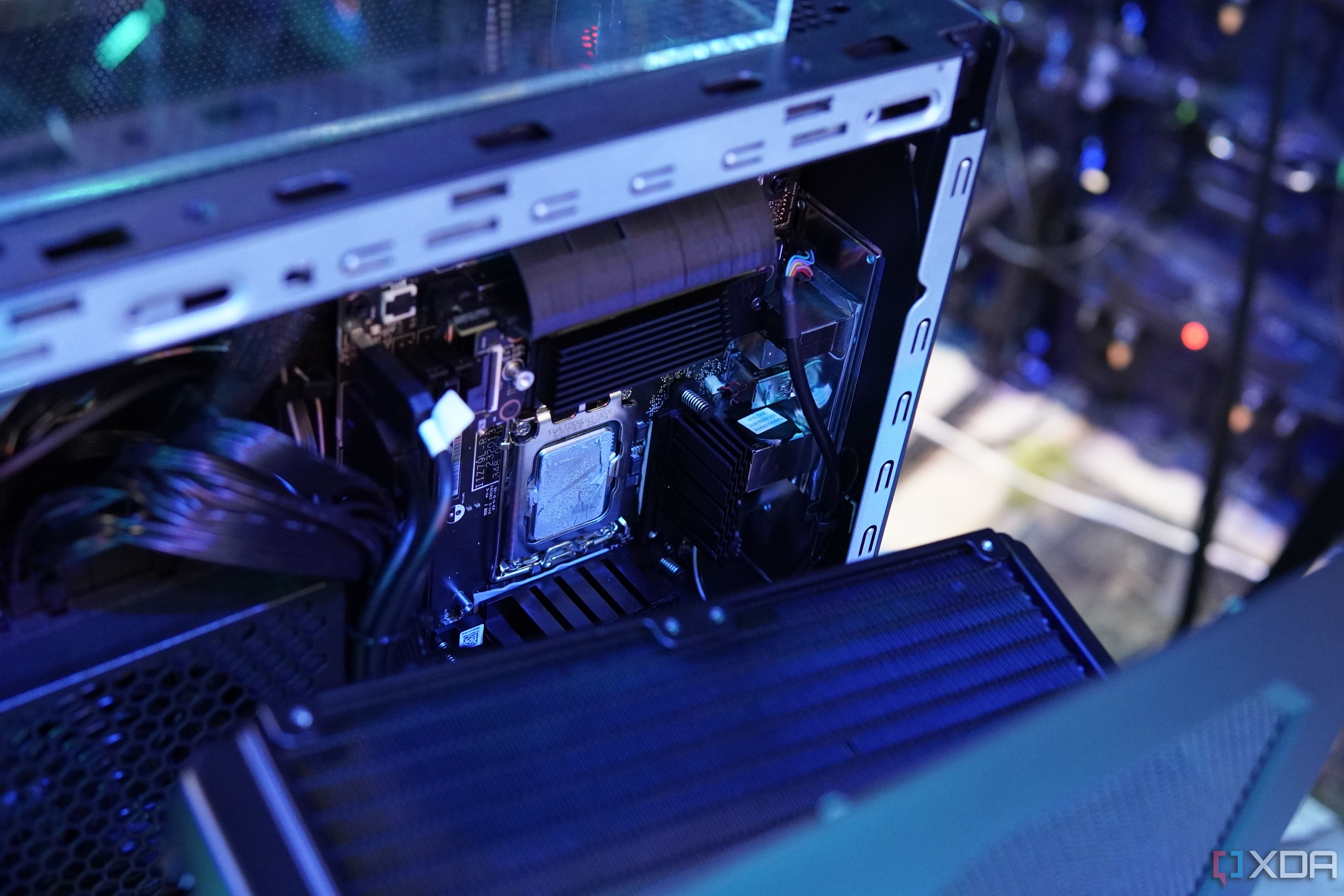 Close-up van de CPU in de Acer Predator Orion X waarbij het CPU-waterblok is verwijderd