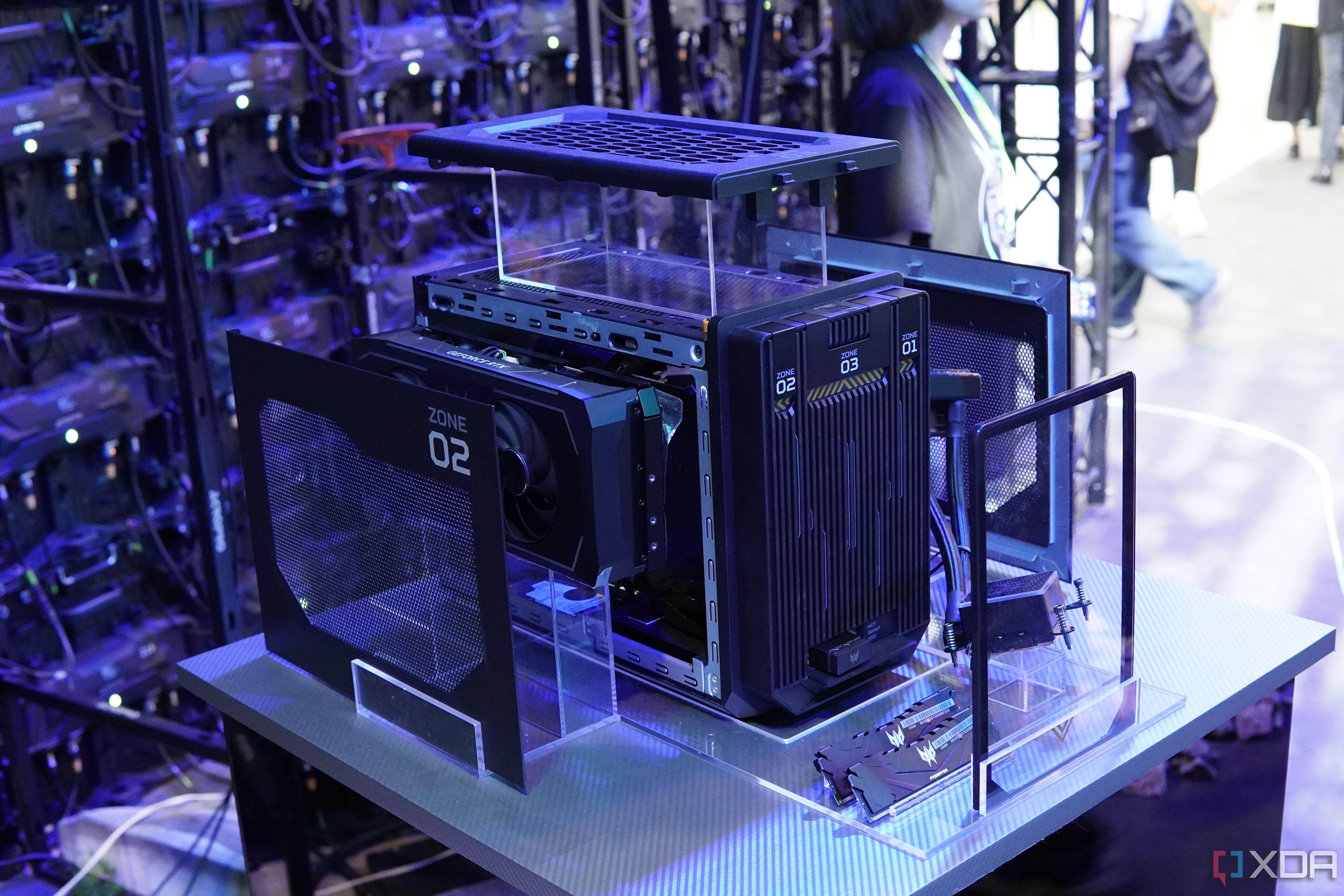 Exploded view van Acer Predator Orion X waarbij de zij- en bovenpanelen zijn verwijderd, evenals de GPU, het geheugen en de CPU-vloeistofkoeler