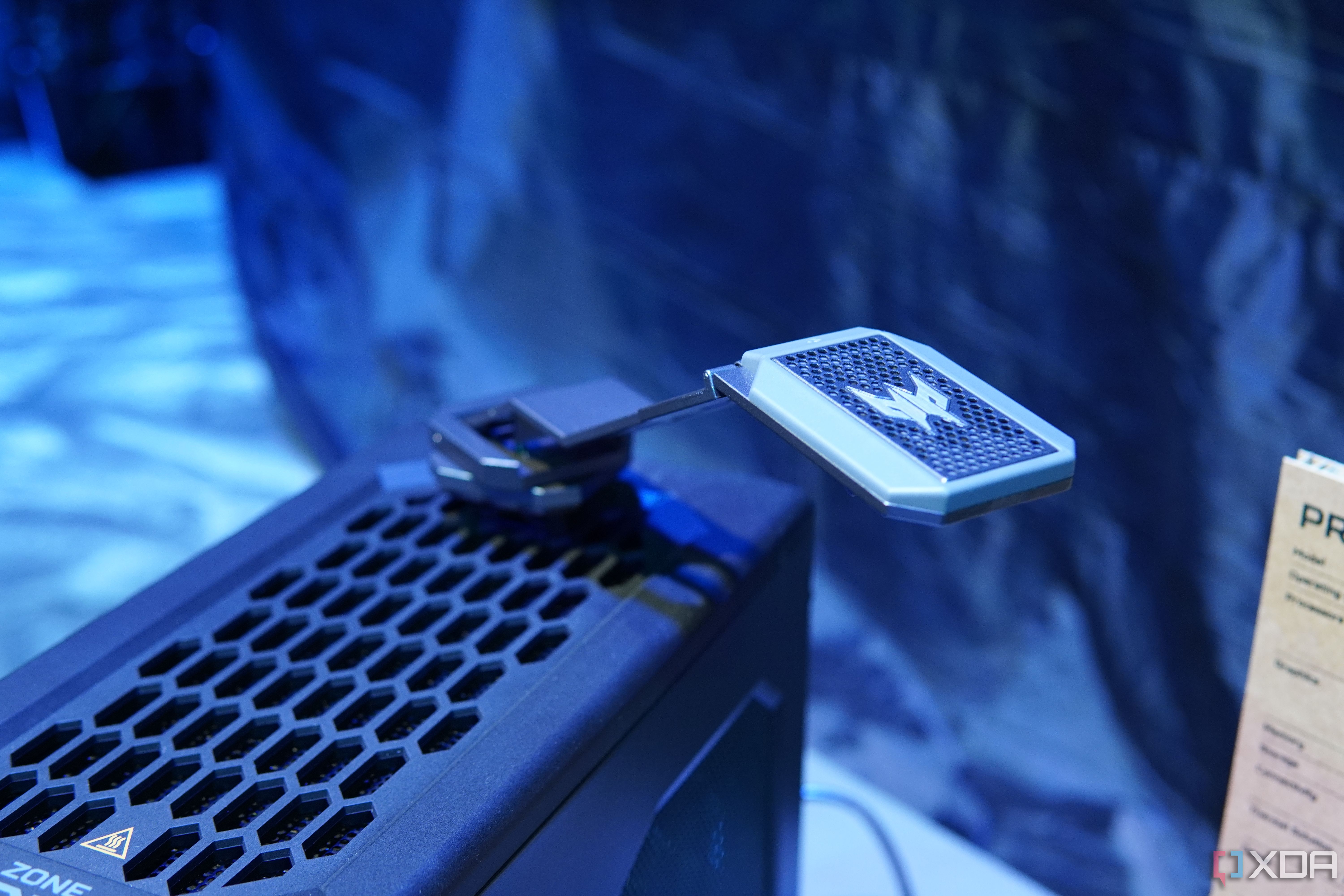 Een hoofdtelefoonaansluiting gemonteerd op de Acer Predator Orion X