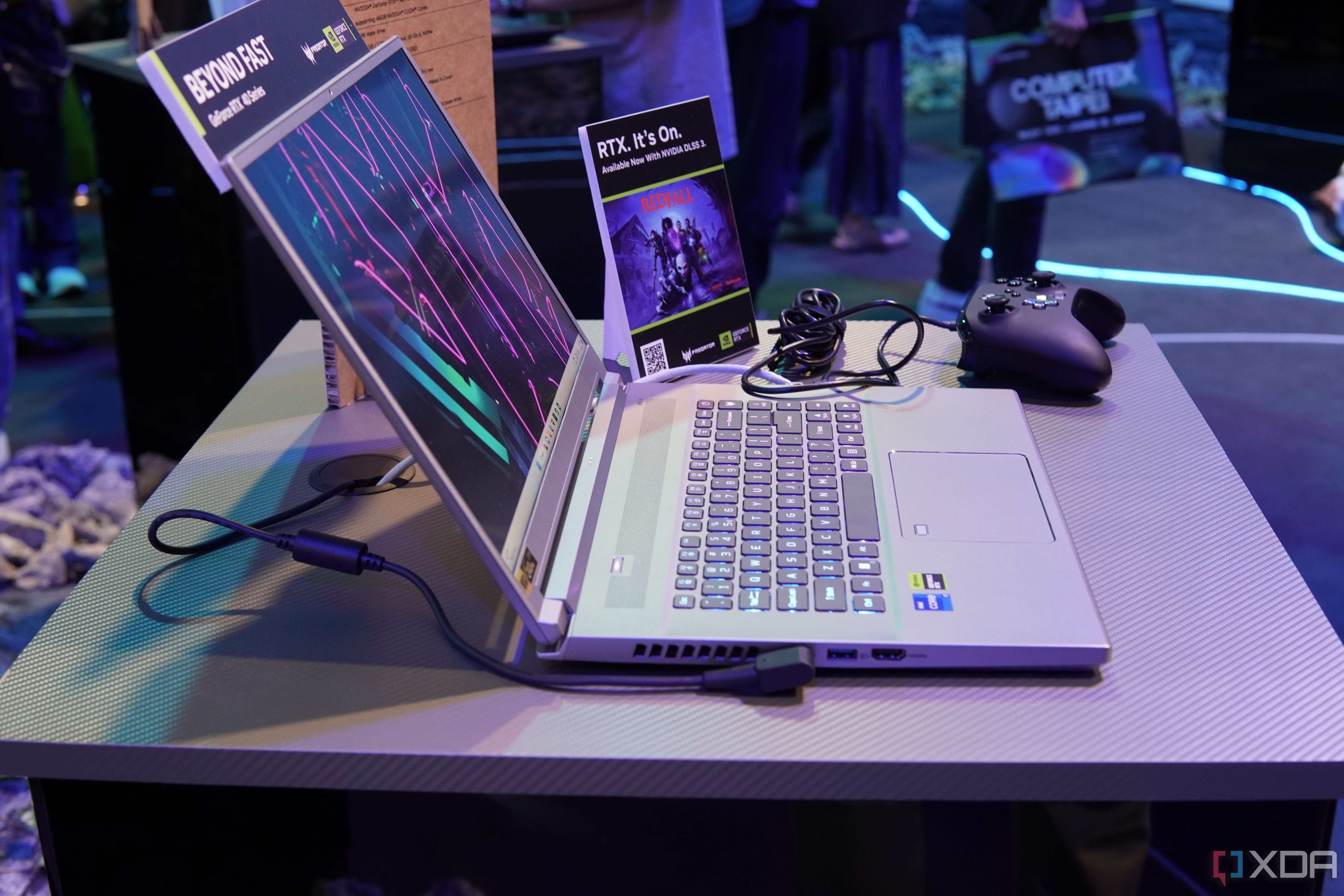 Linkerzijaanzicht van de Acer Predator Triton 16 met een oplaadpoort, USB Type-A en HDMI