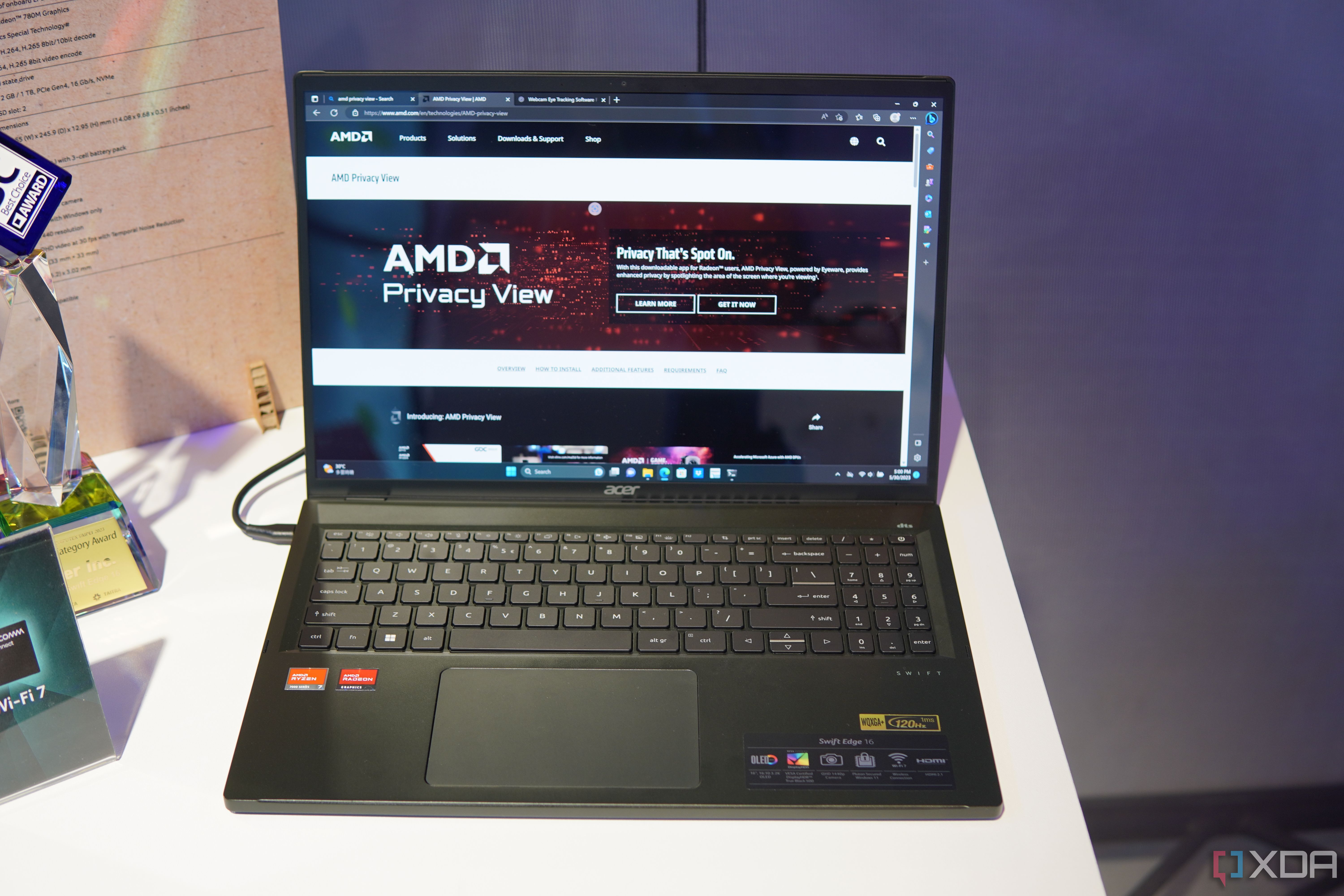 Vista frontal del Acer Swift Edge que muestra una página web de AMD