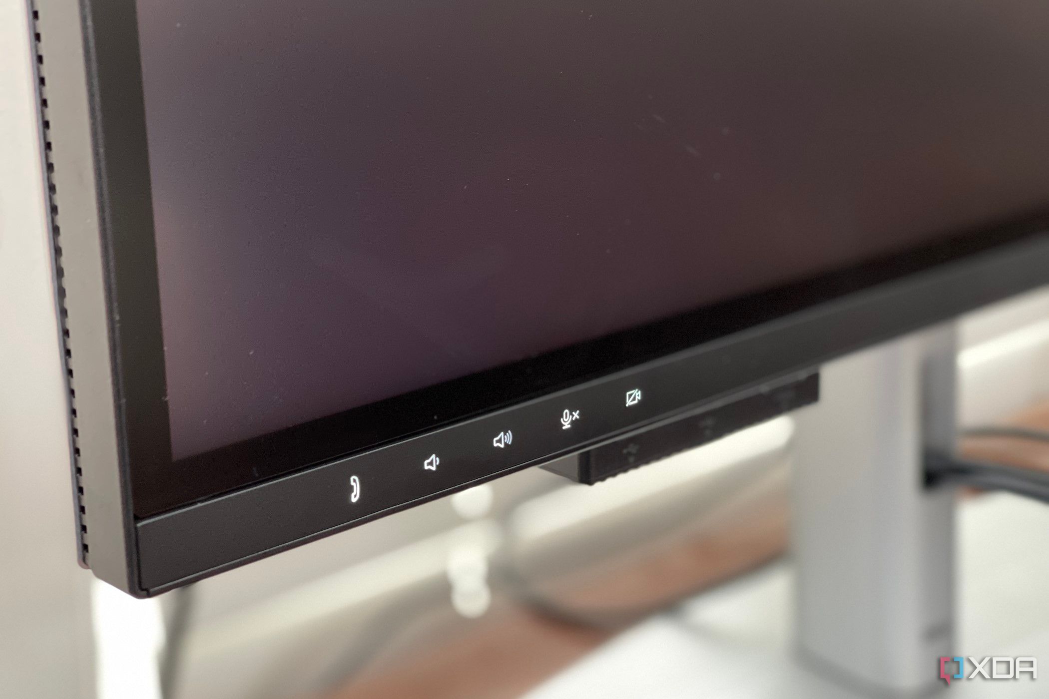 Dell UltraSharp 32 6K Monitor  pop out ports