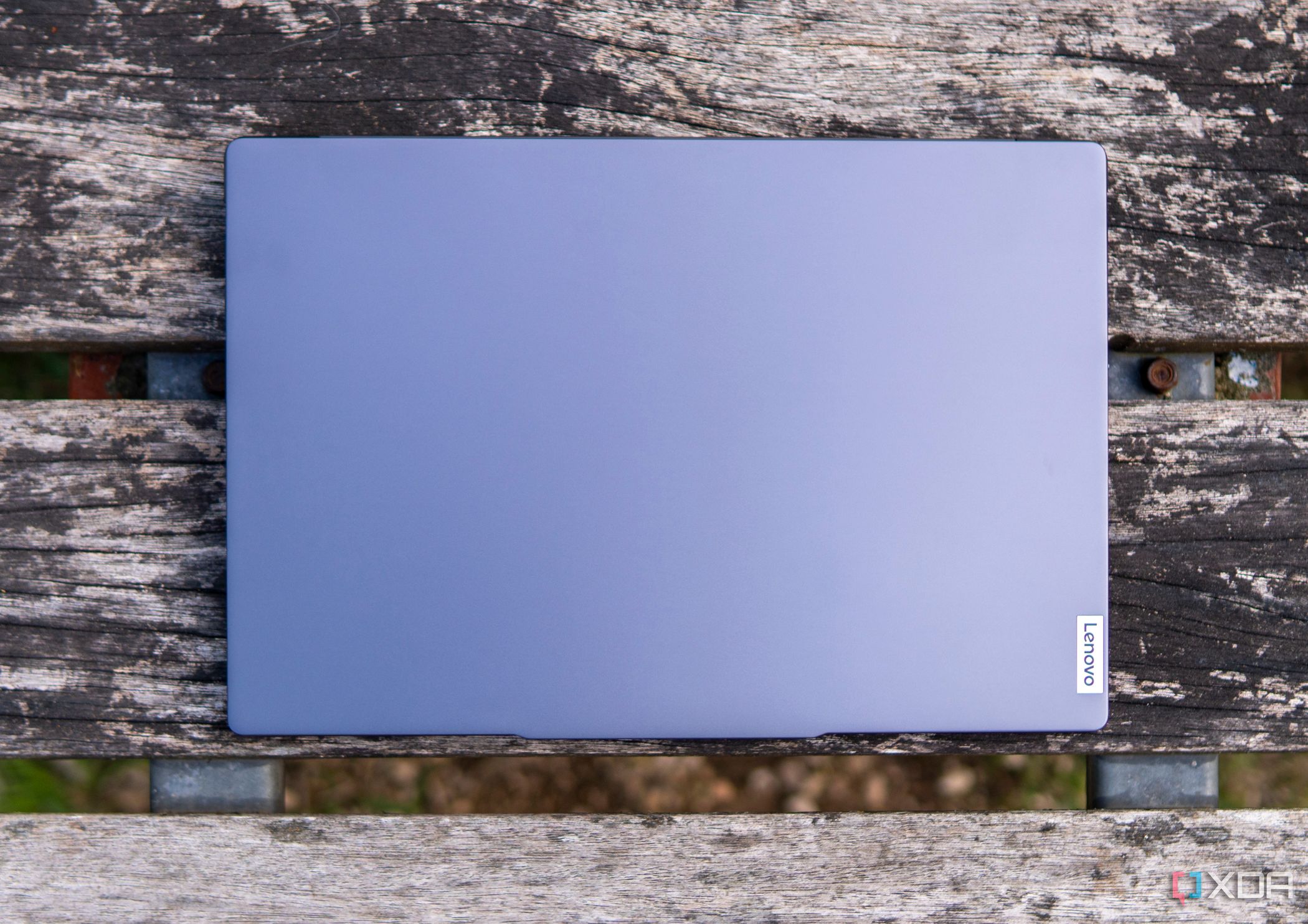 Draufsicht auf das Lenovo Slim Pro 7 mit geschlossenem Deckel auf einem Holztisch