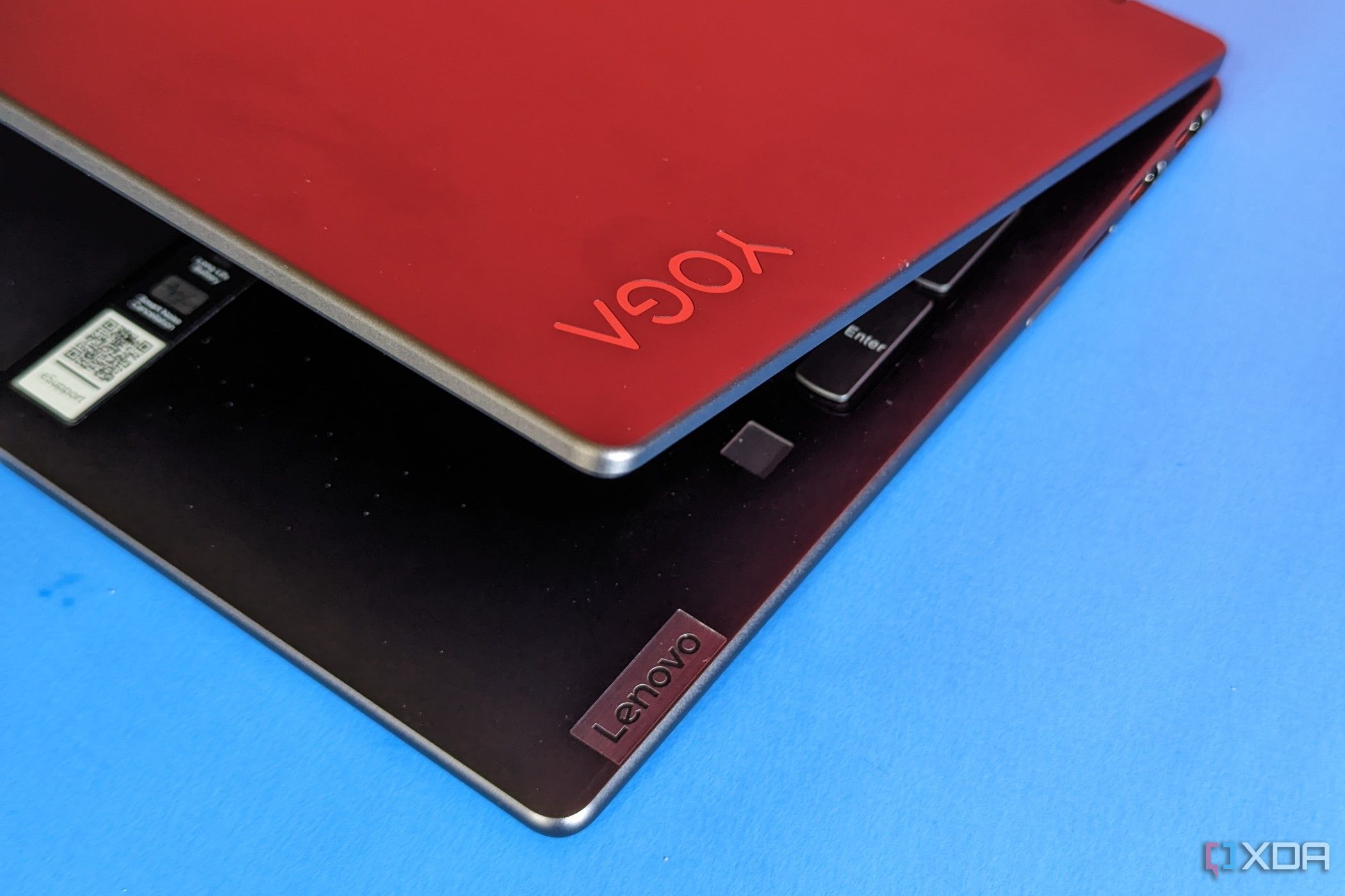 Lenovo Yoga 7i 16 2023 polished corners