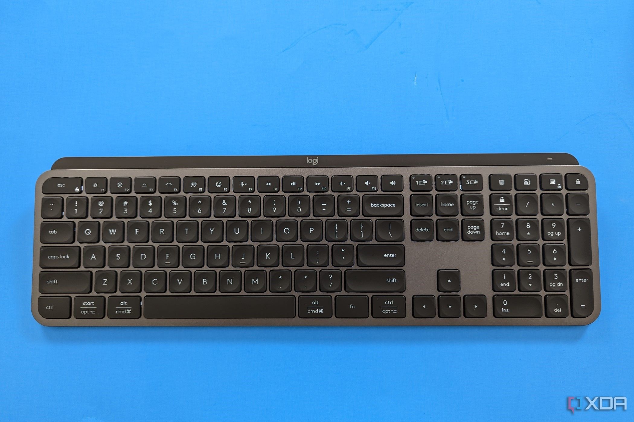 Logitech MX Keys S Combo en un escritorio