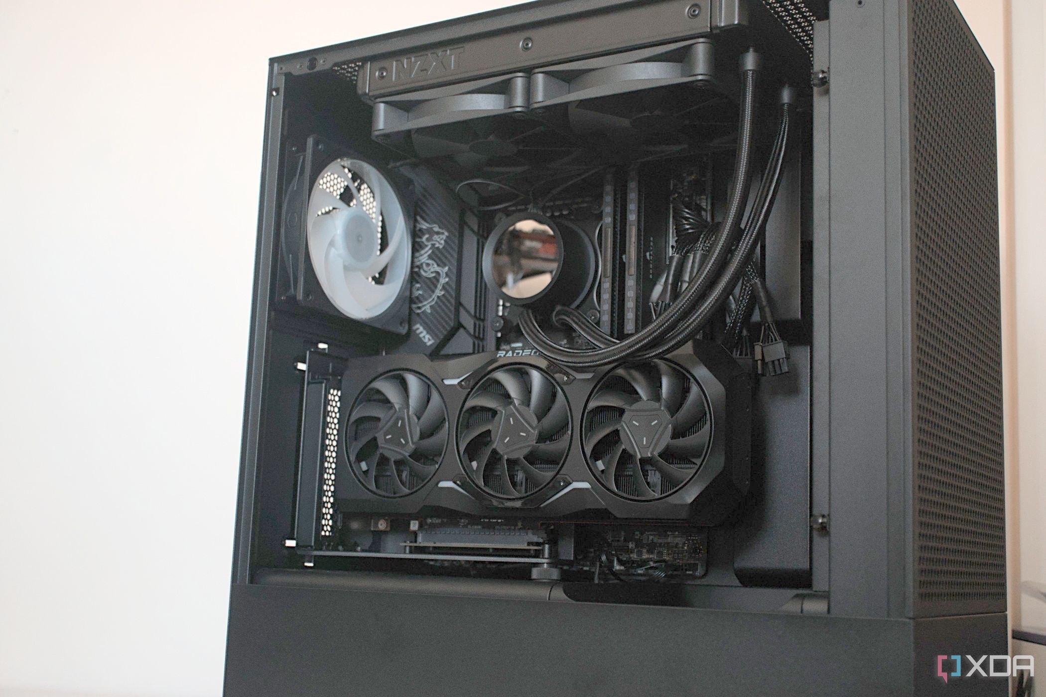 Компьютер в черном корпусе NZXT H5 Flow RGB