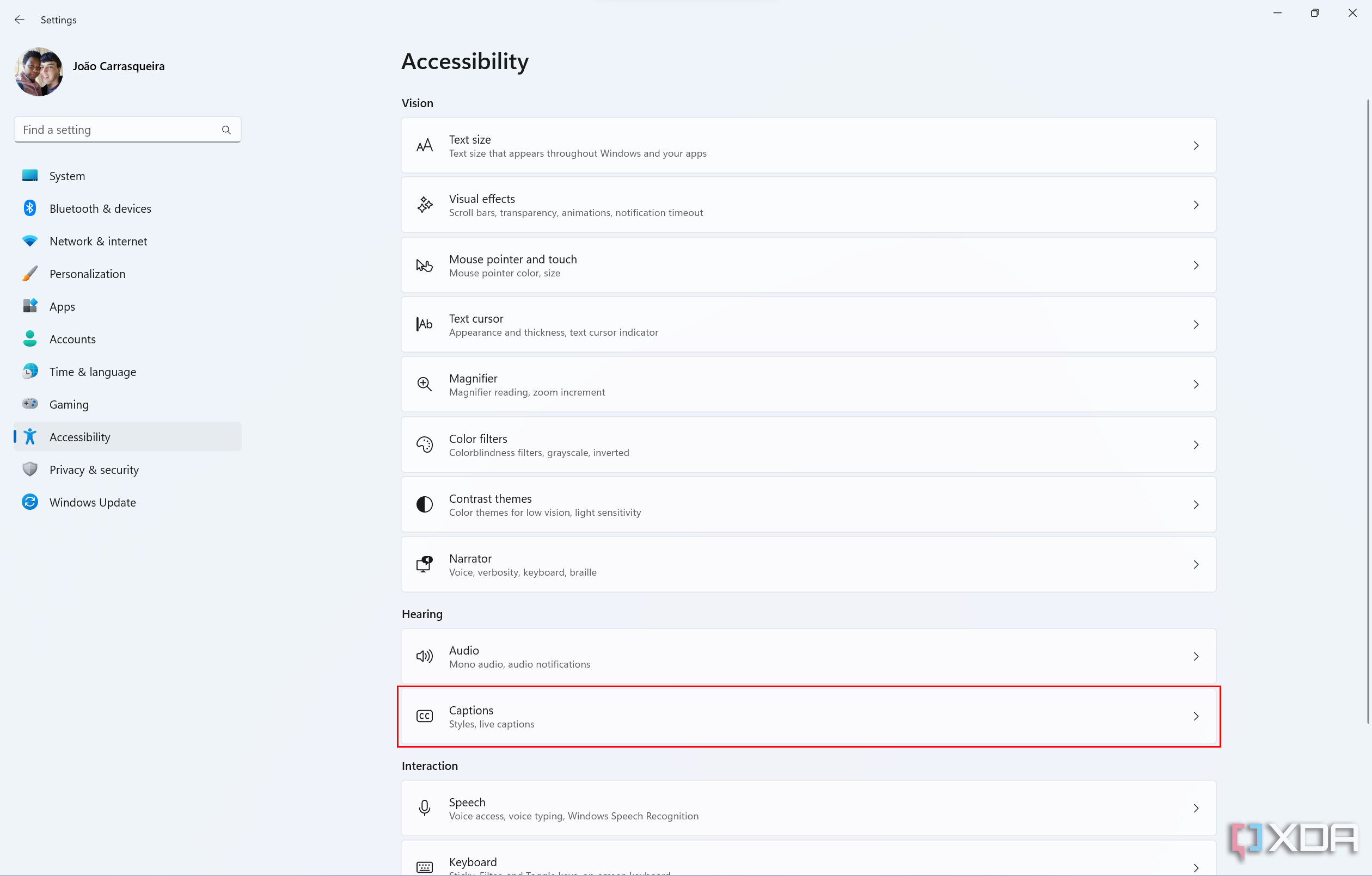 Captura de pantalla de la configuración de accesibilidad de Windows 11 con el botón de subtítulos resaltado