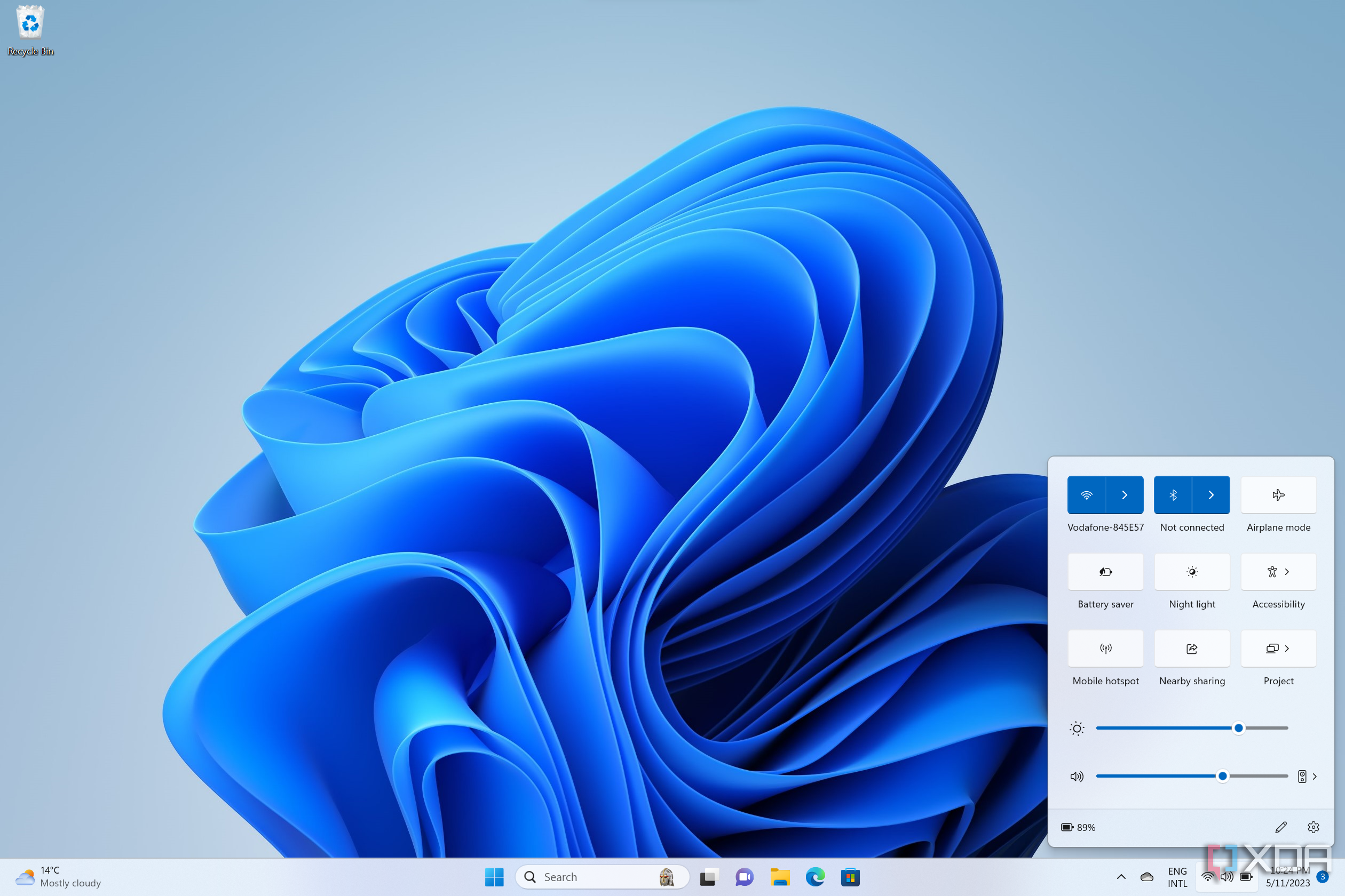 Captura de pantalla del escritorio de Windows 11 con el panel de Acciones rápidas