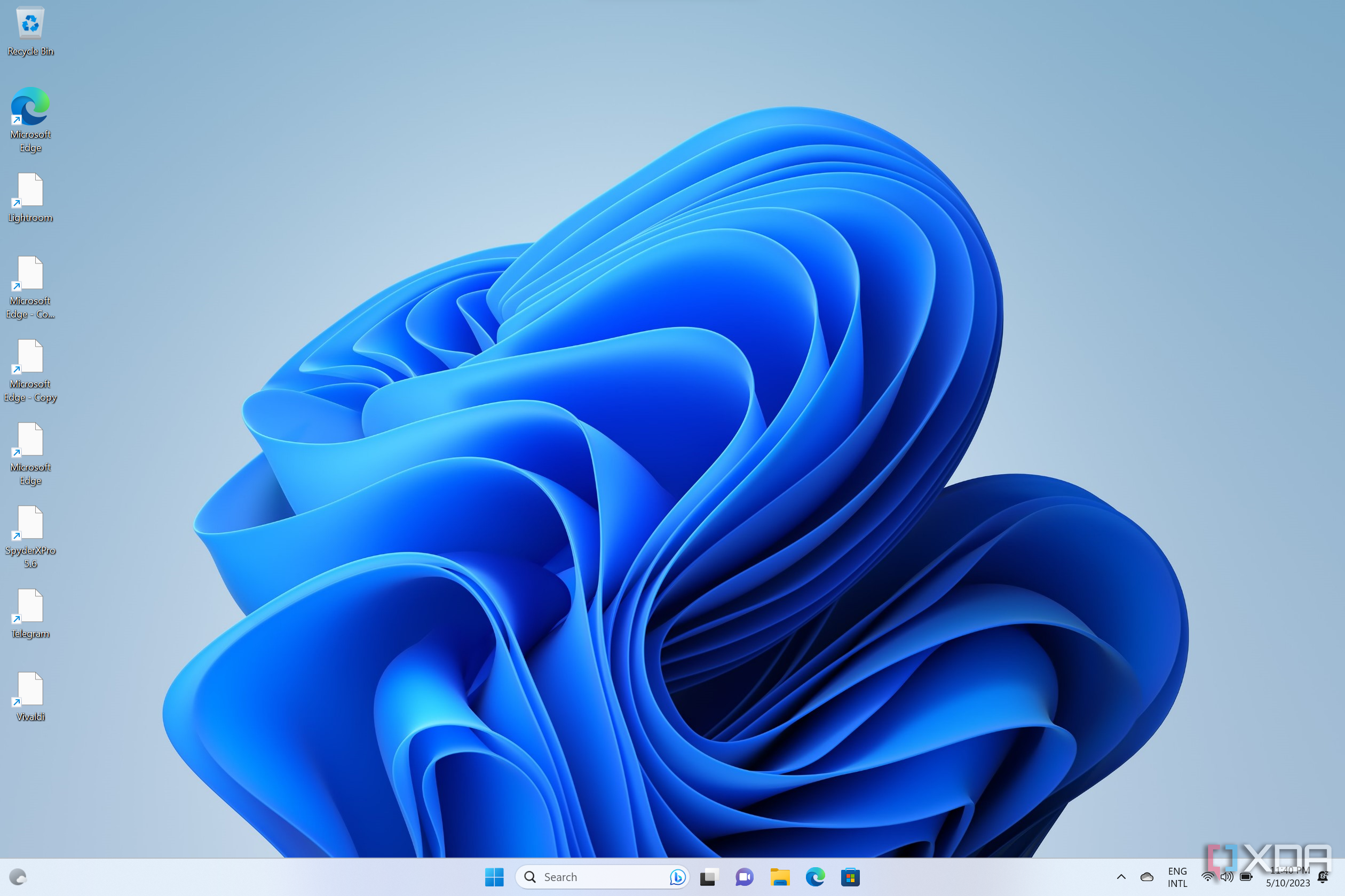 اسکرین شات از دسکتاپ ویندوز 11 با نمادهای همگام سازی شده از OneDrive