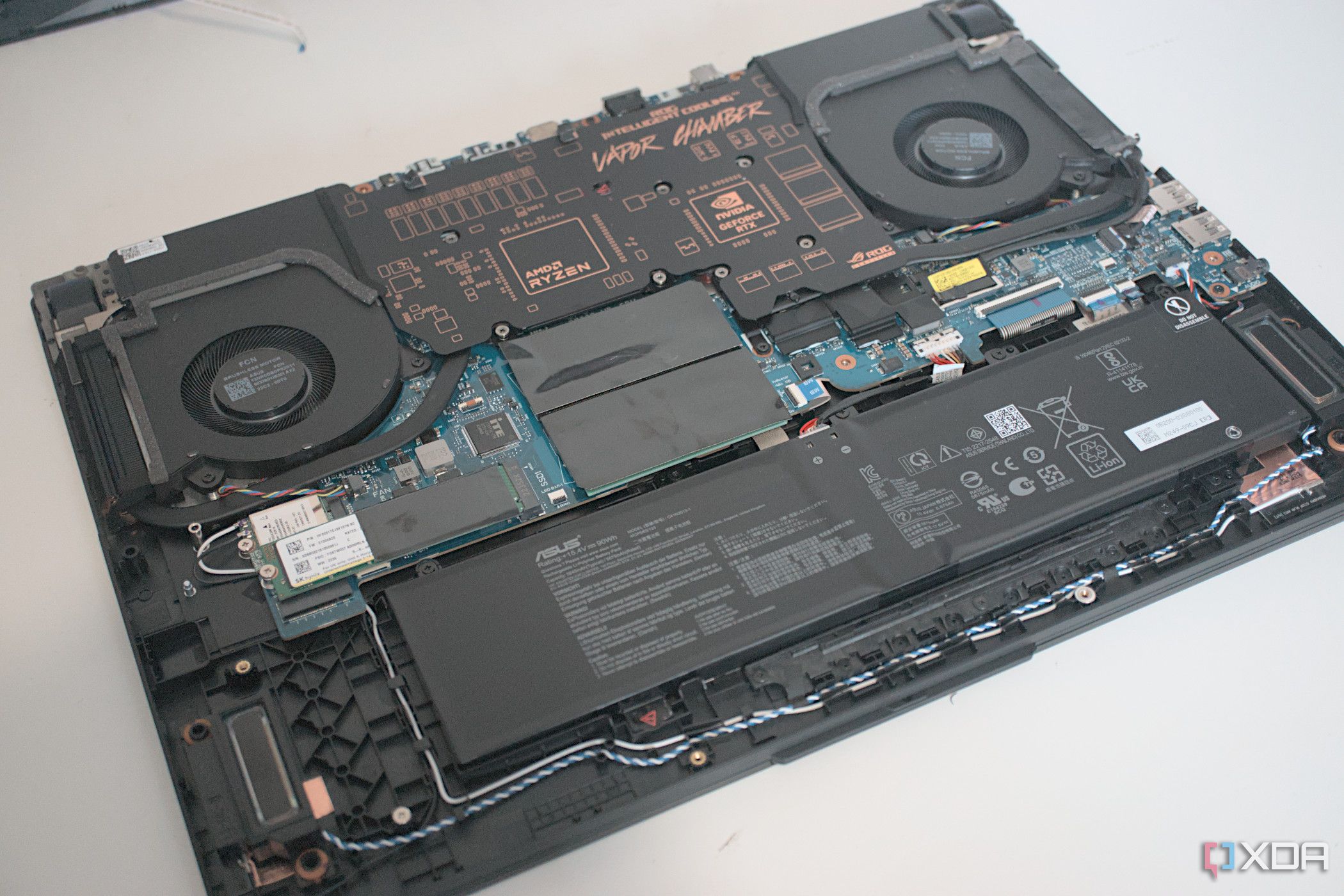 asus-rog-strix-scar-17-g733p-2023-inside