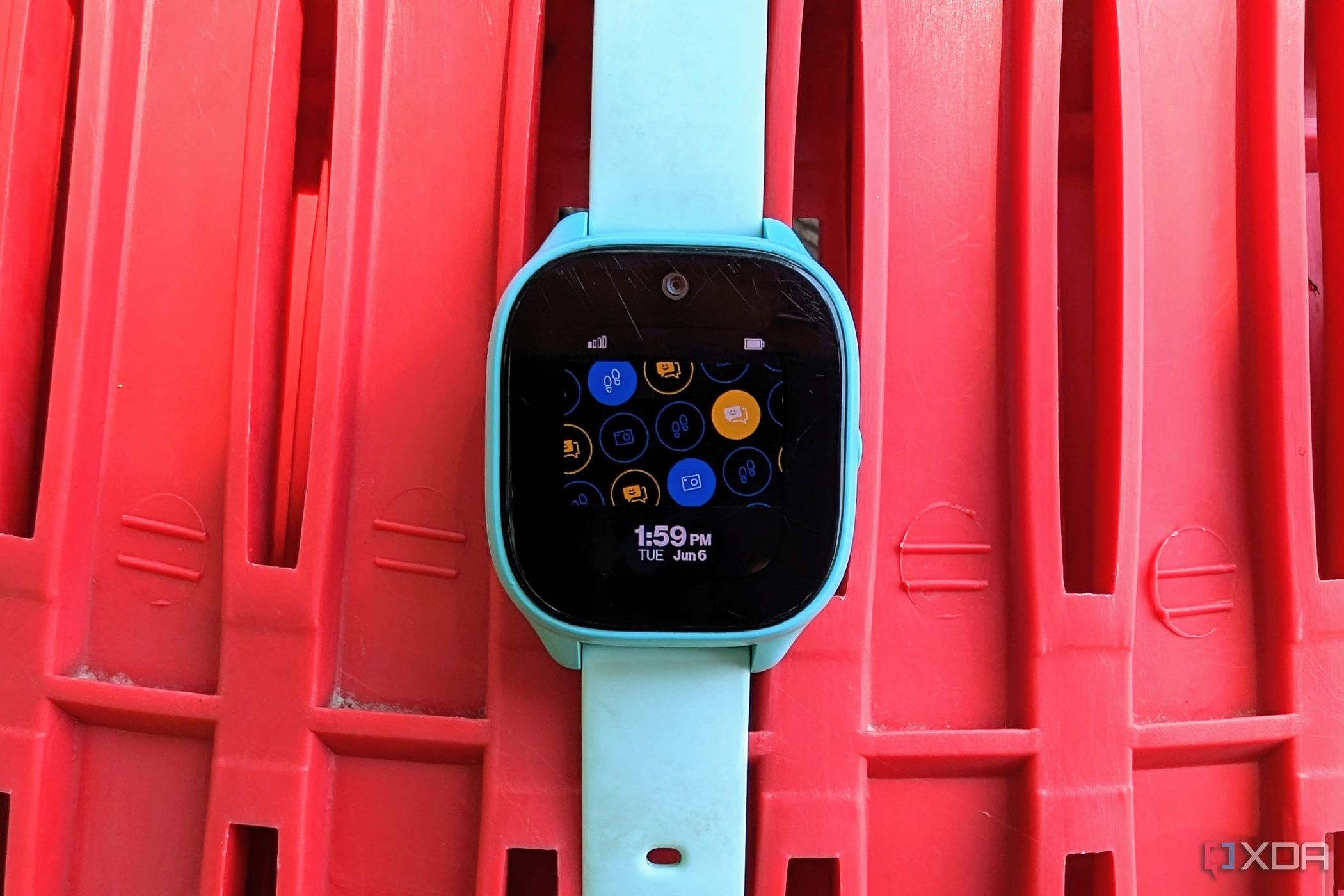 Gizmo Watch 3 showing the home screen in dark theme