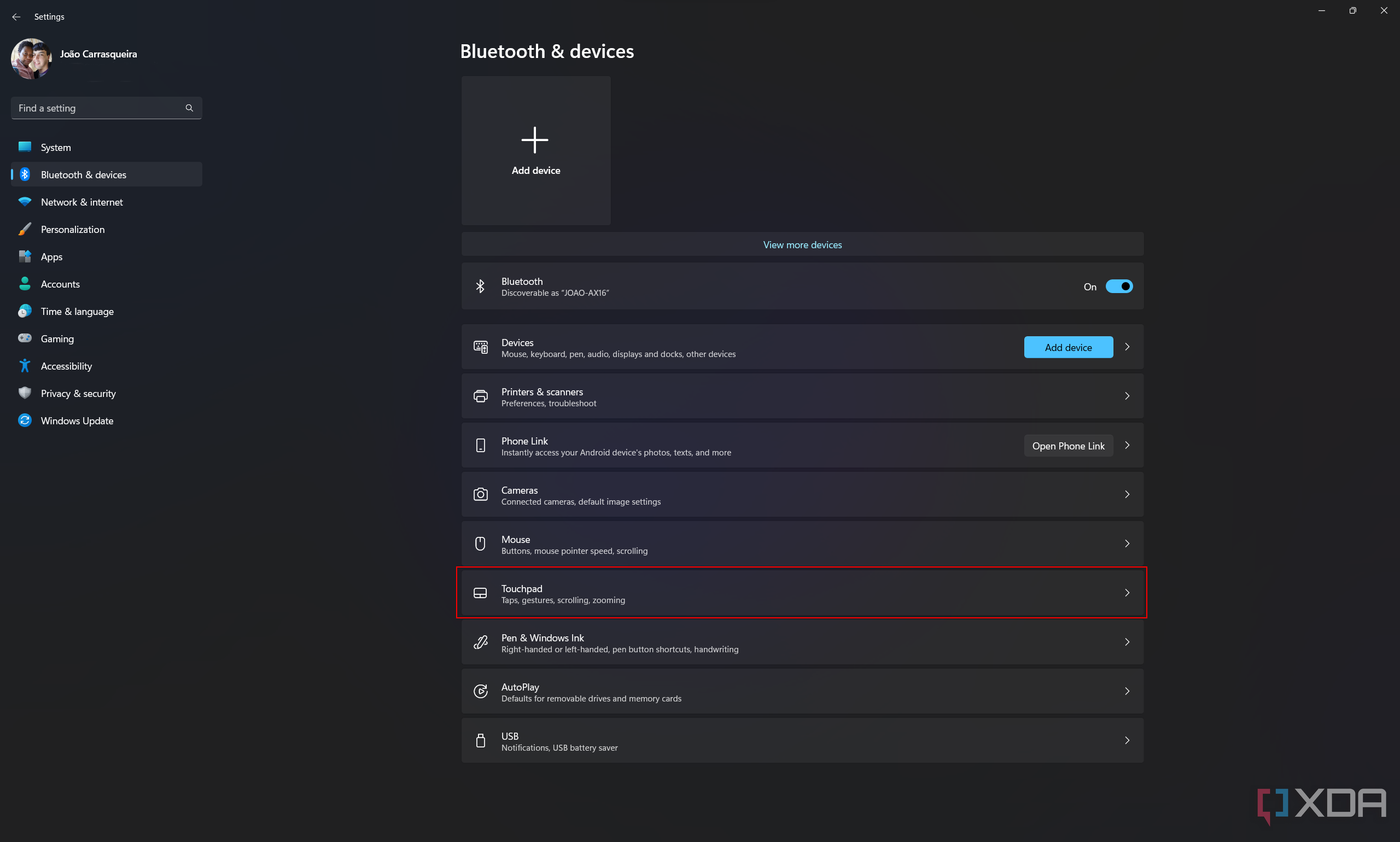 Captura de pantalla de la sección Bluetooth y dispositivos en la aplicación Configuración de Windows 11. La opción Panel táctil está resaltada