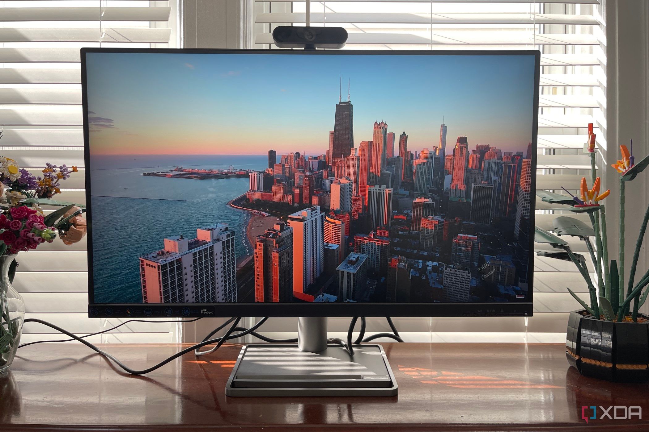 Lenovo L32P-30 Monitor showing an image of the Chicago skyline in the background