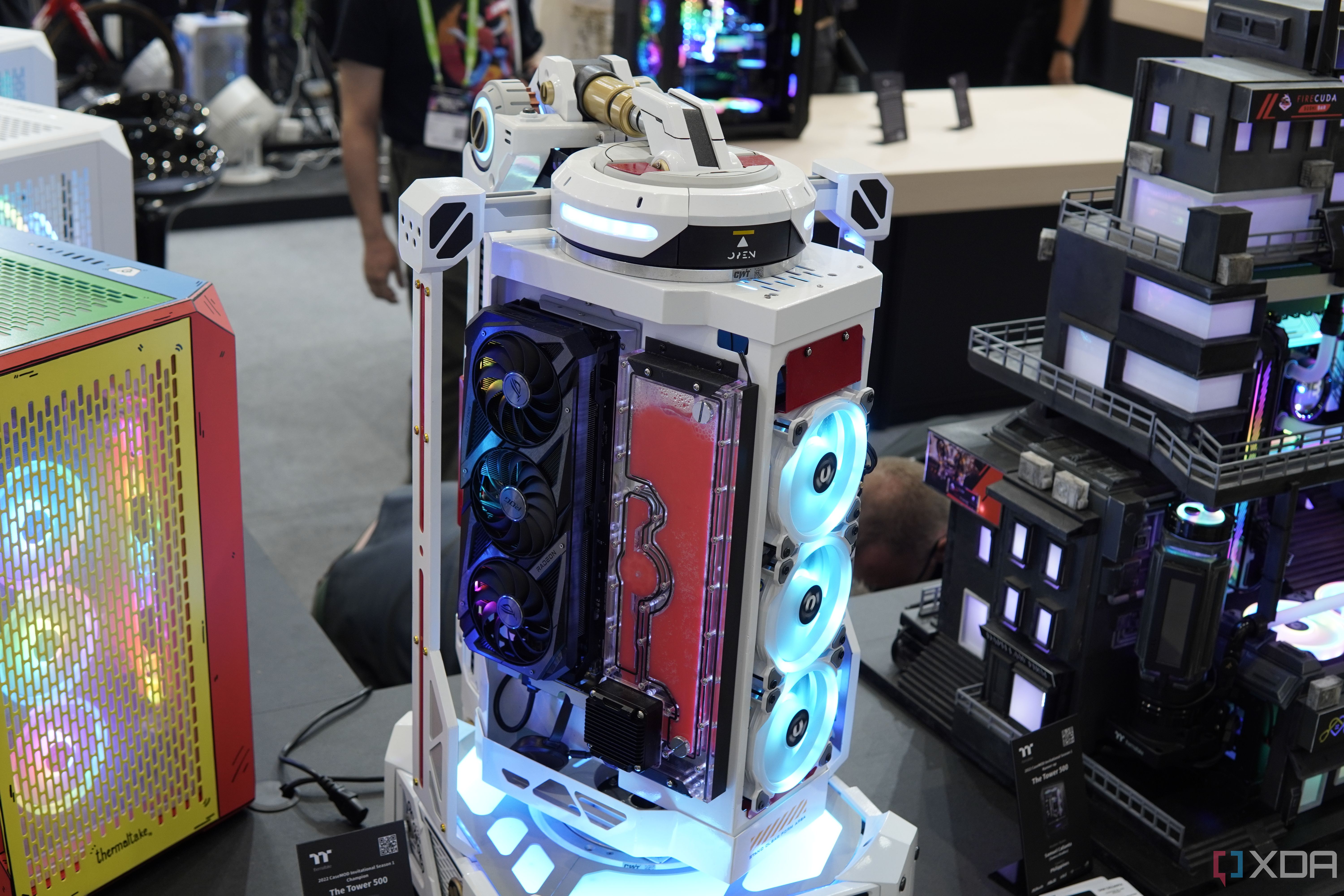 Un PC personalizado basado en el chasis The Tower 500 de Thermaltake, modificado con un diseño giratorio y con los componentes internos expuestos