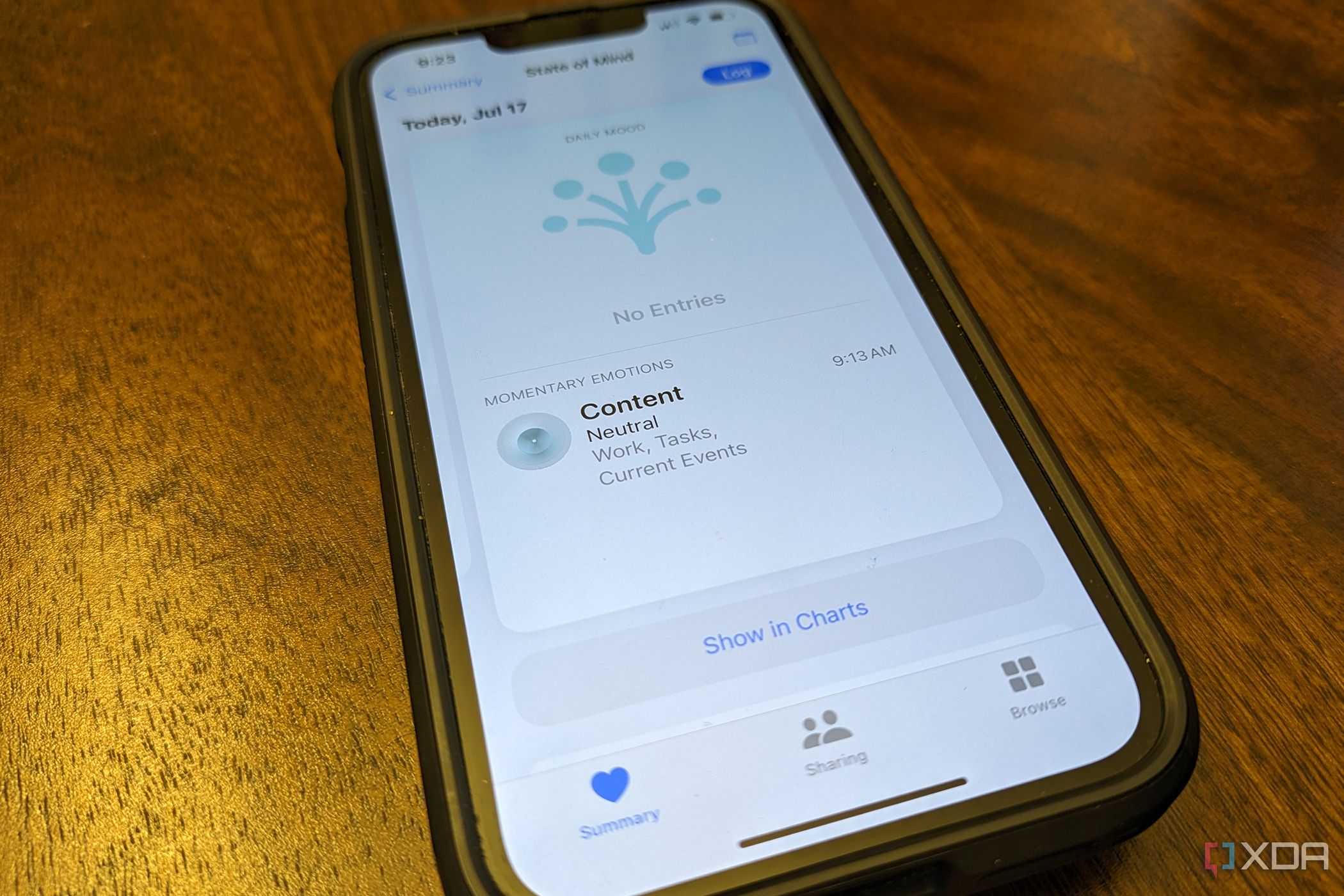 Un iPhone sobre una mesa que muestra el registro del estado de ánimo en la aplicación Apple Health