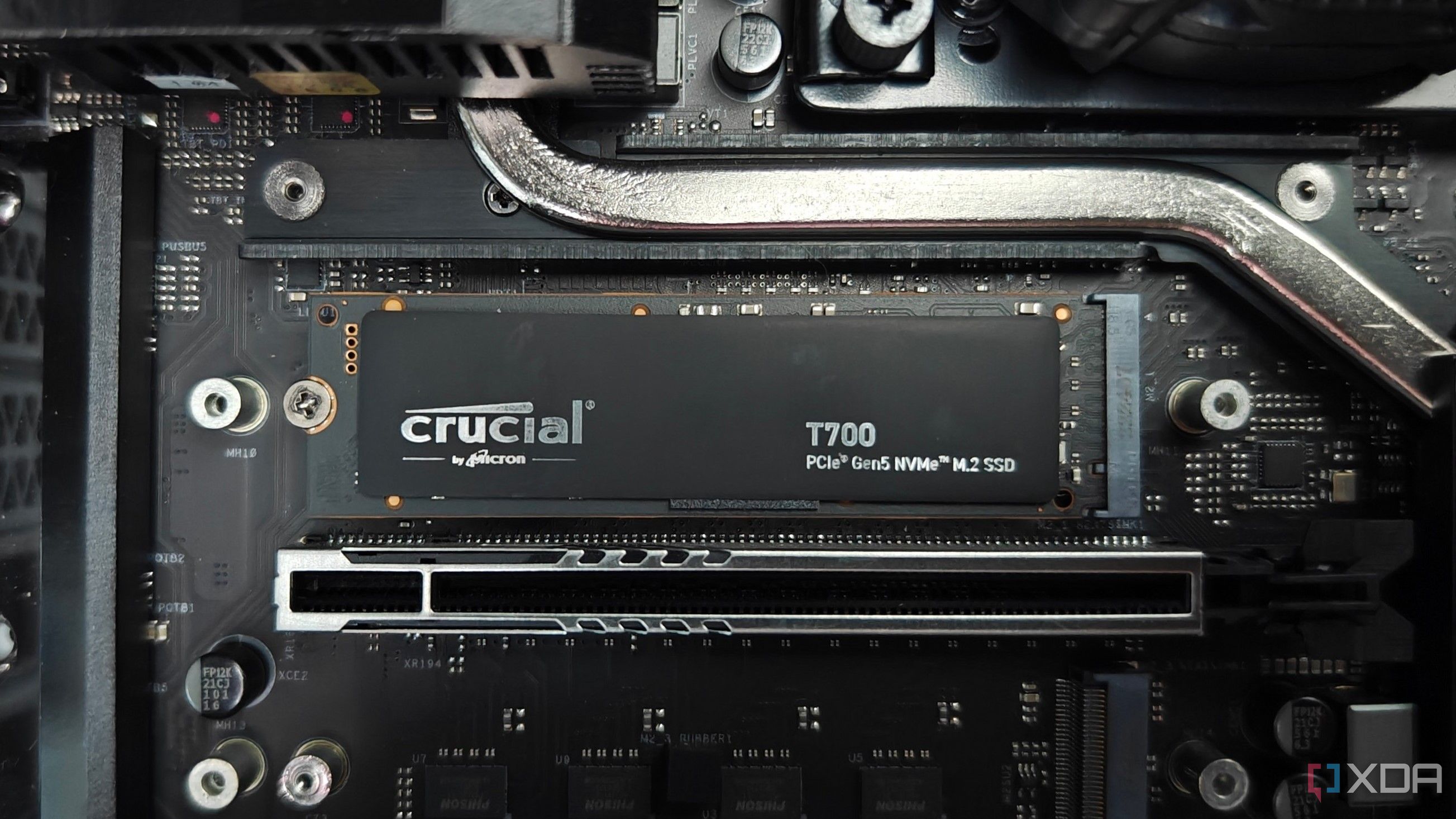 SSD Crucial T700 em uma placa-mãe