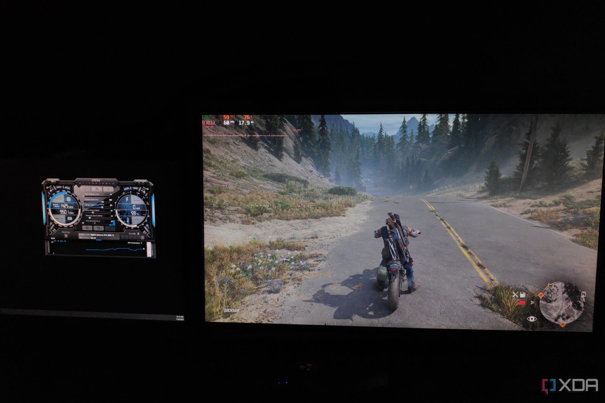 Un monitor que muestra los FPS en Days Gone y otro monitor con MSI Afterburner abierto