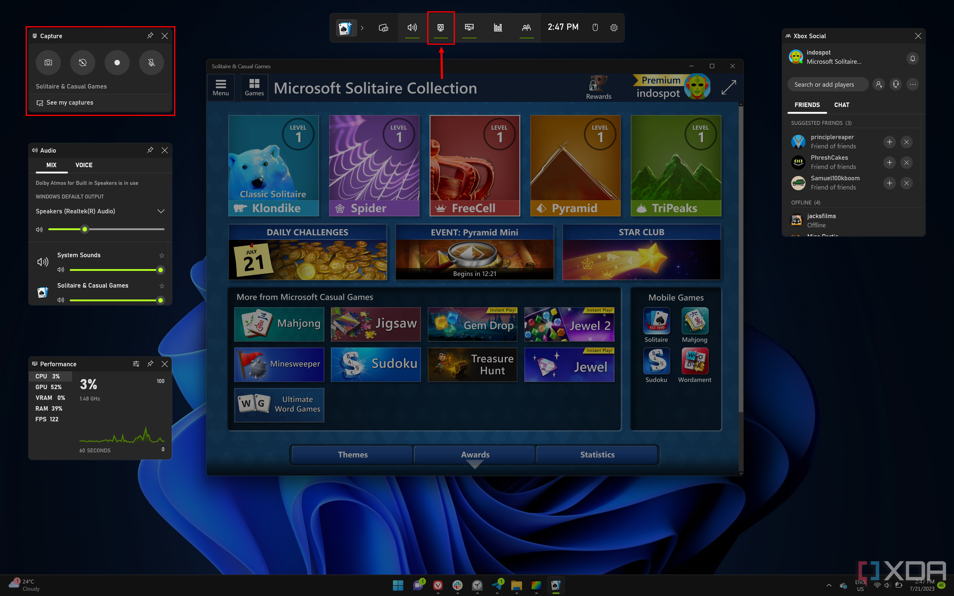 Screenshot of the Xbox game bar UI open over the Windows 11 desktop with Microsoft Solitaire Collection open